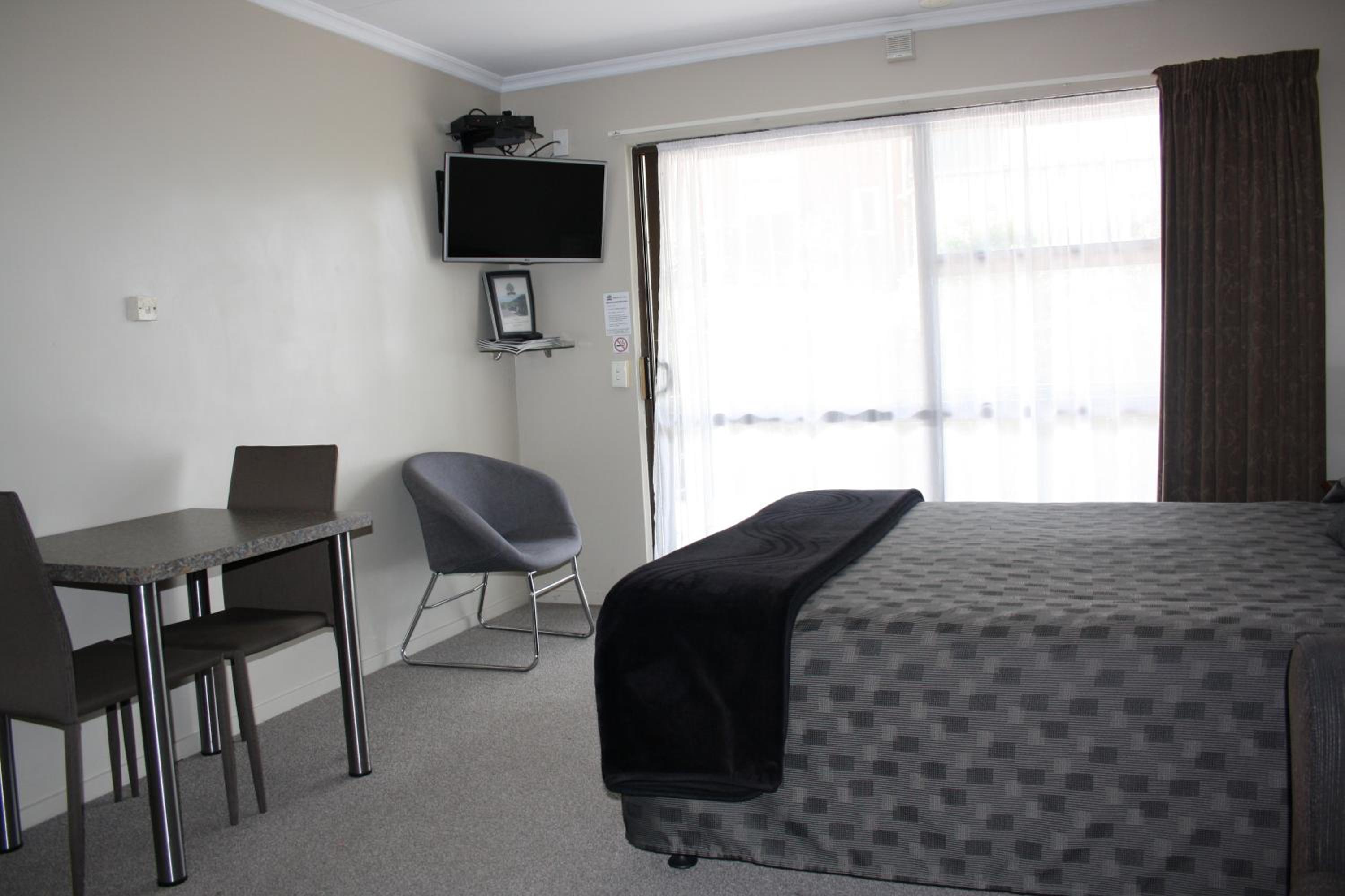One-Bedroom Apartment - B photo 2