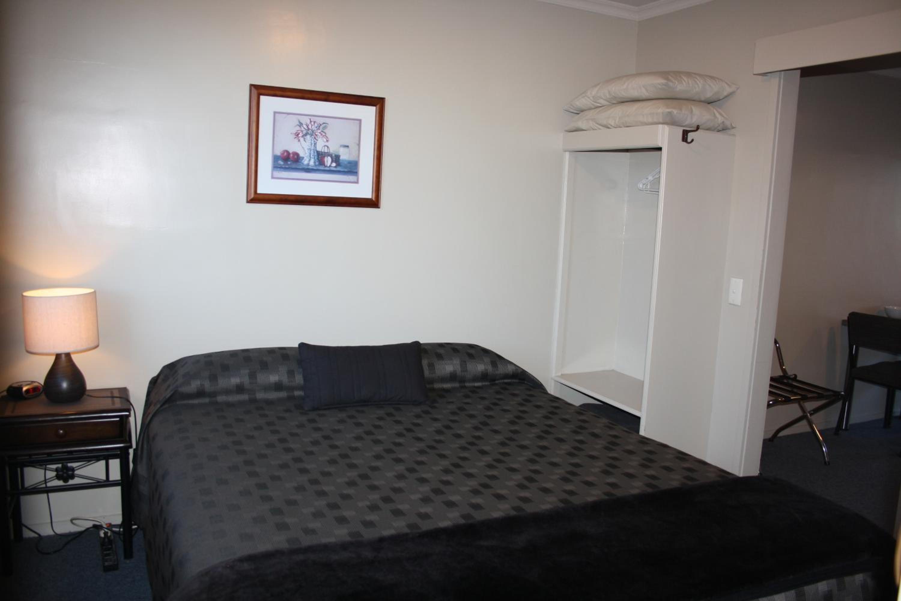 One-Bedroom Apartment - A photo 3