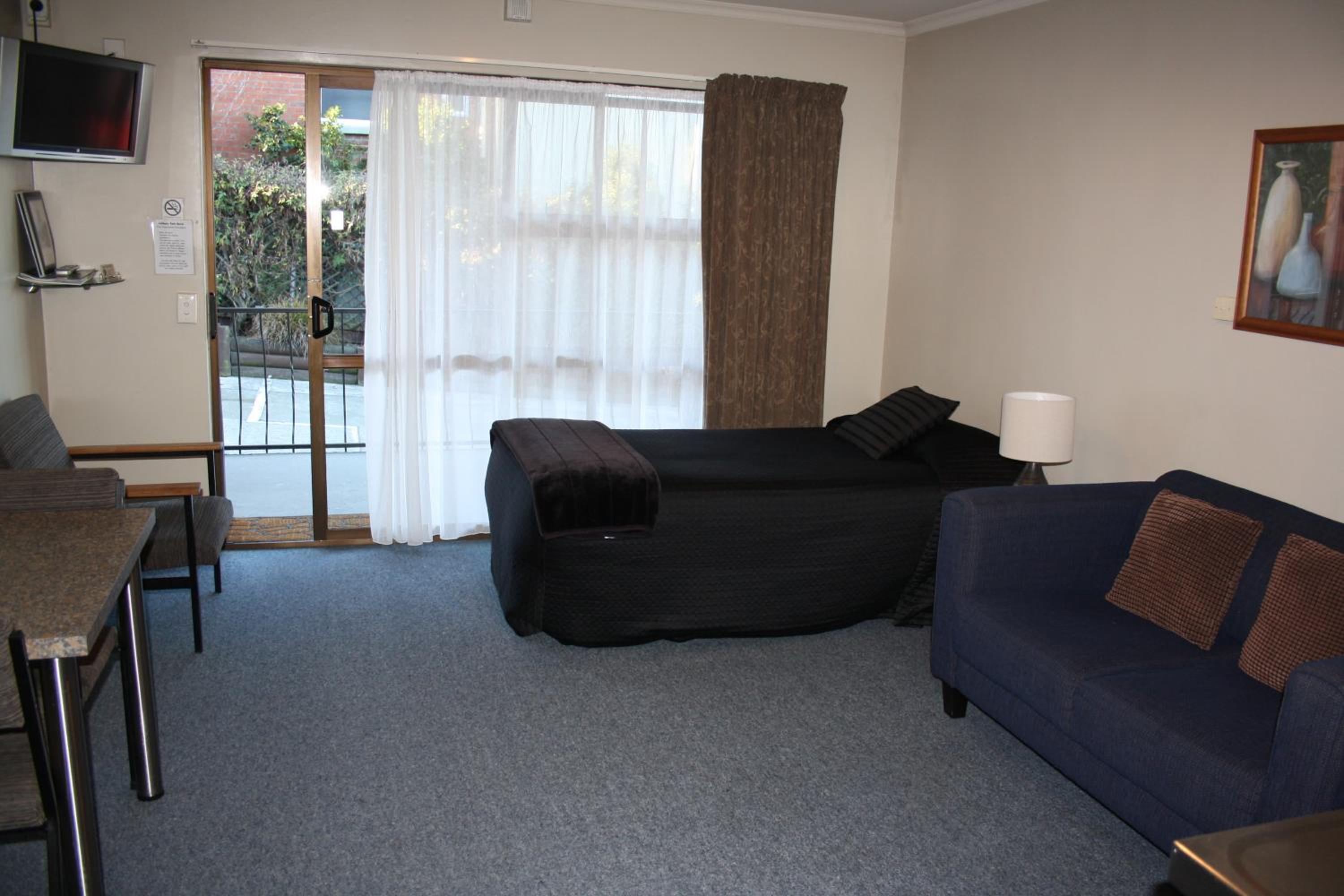 One-Bedroom Apartment - A photo 1