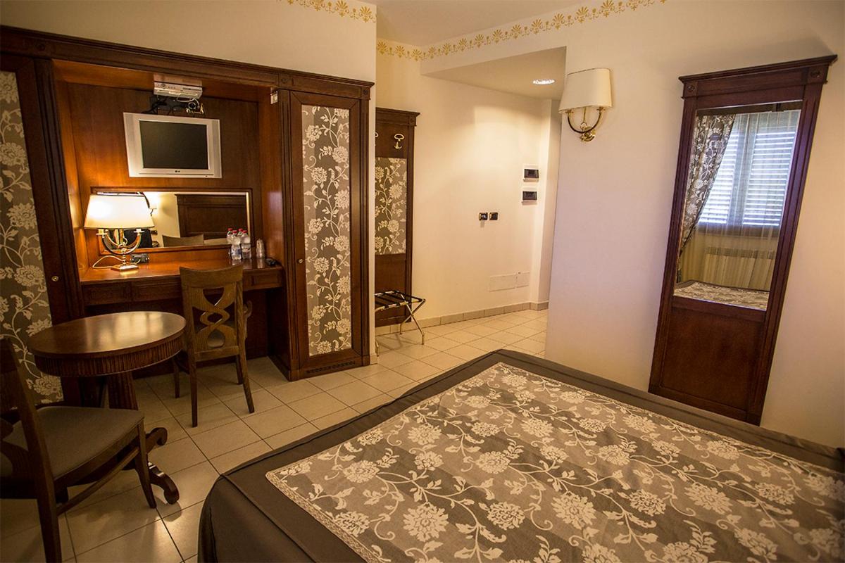Large Double or Twin Room
