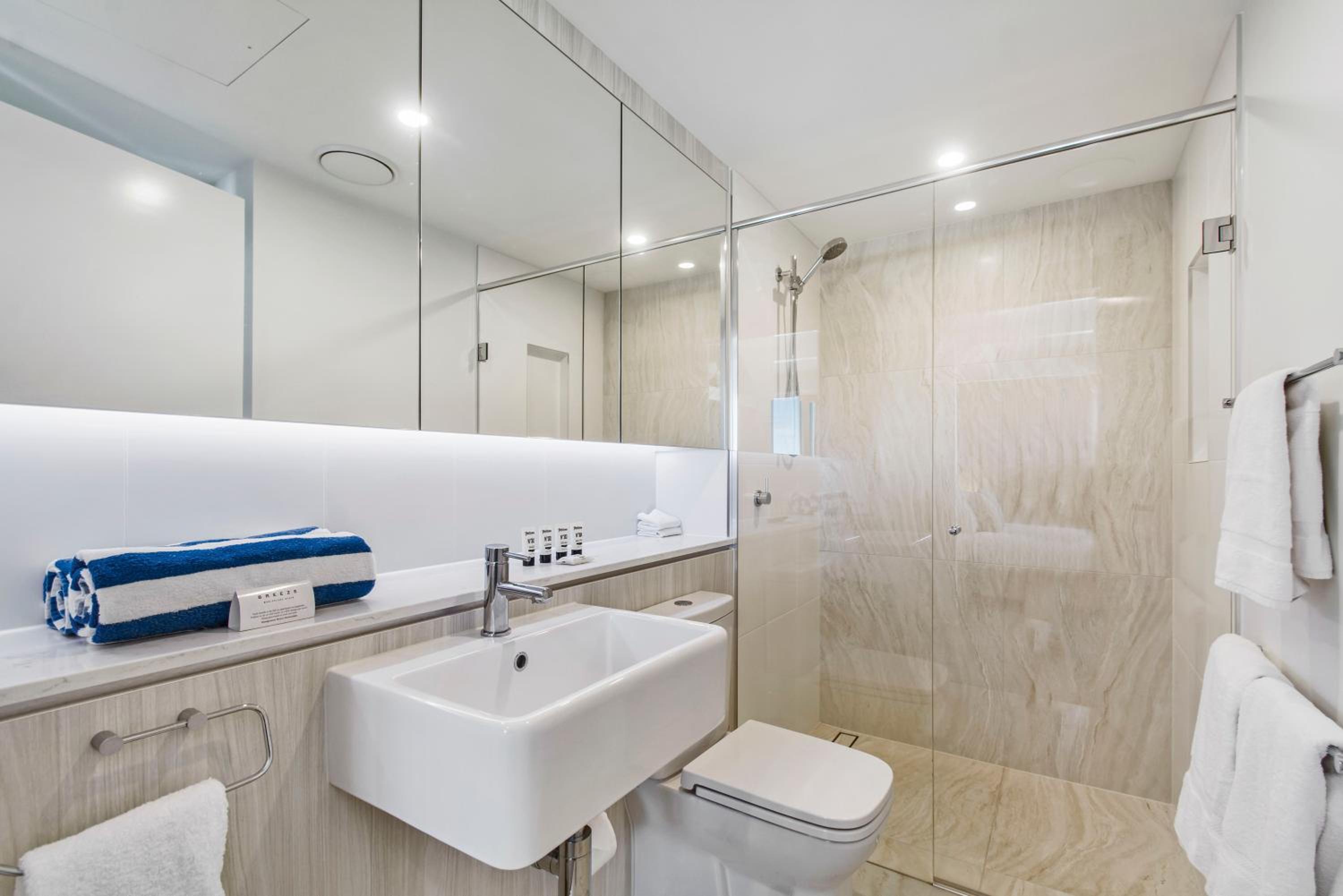 One-Bedroom  Apartment with Hinterland View photo 2