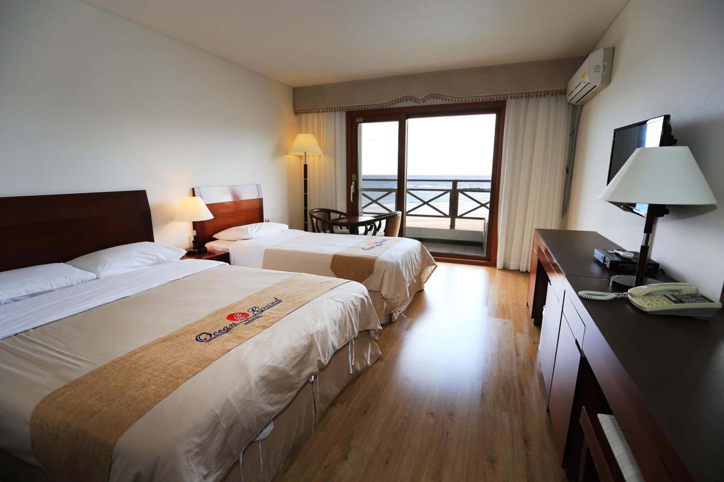 Deluxe Twin Room with Sea View - Photo 8