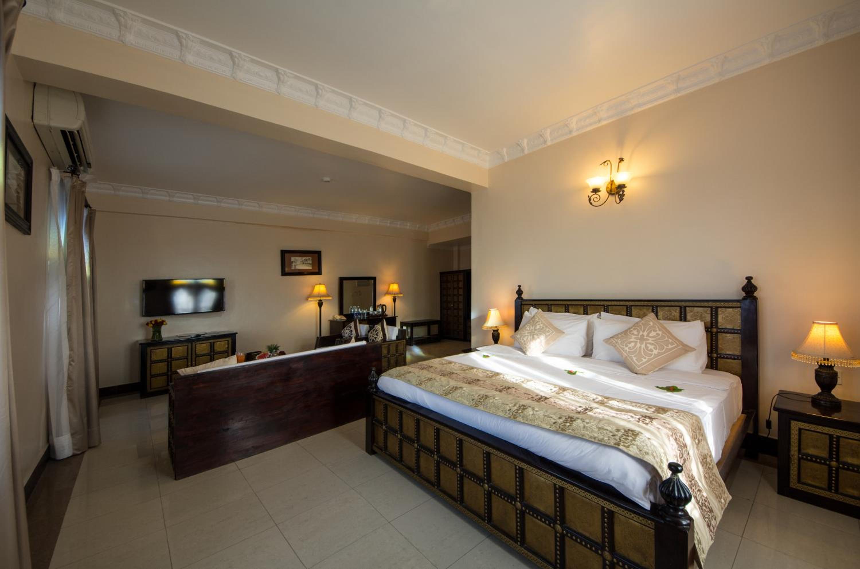 Junior King Suite with  Living Room and Jacuzzi