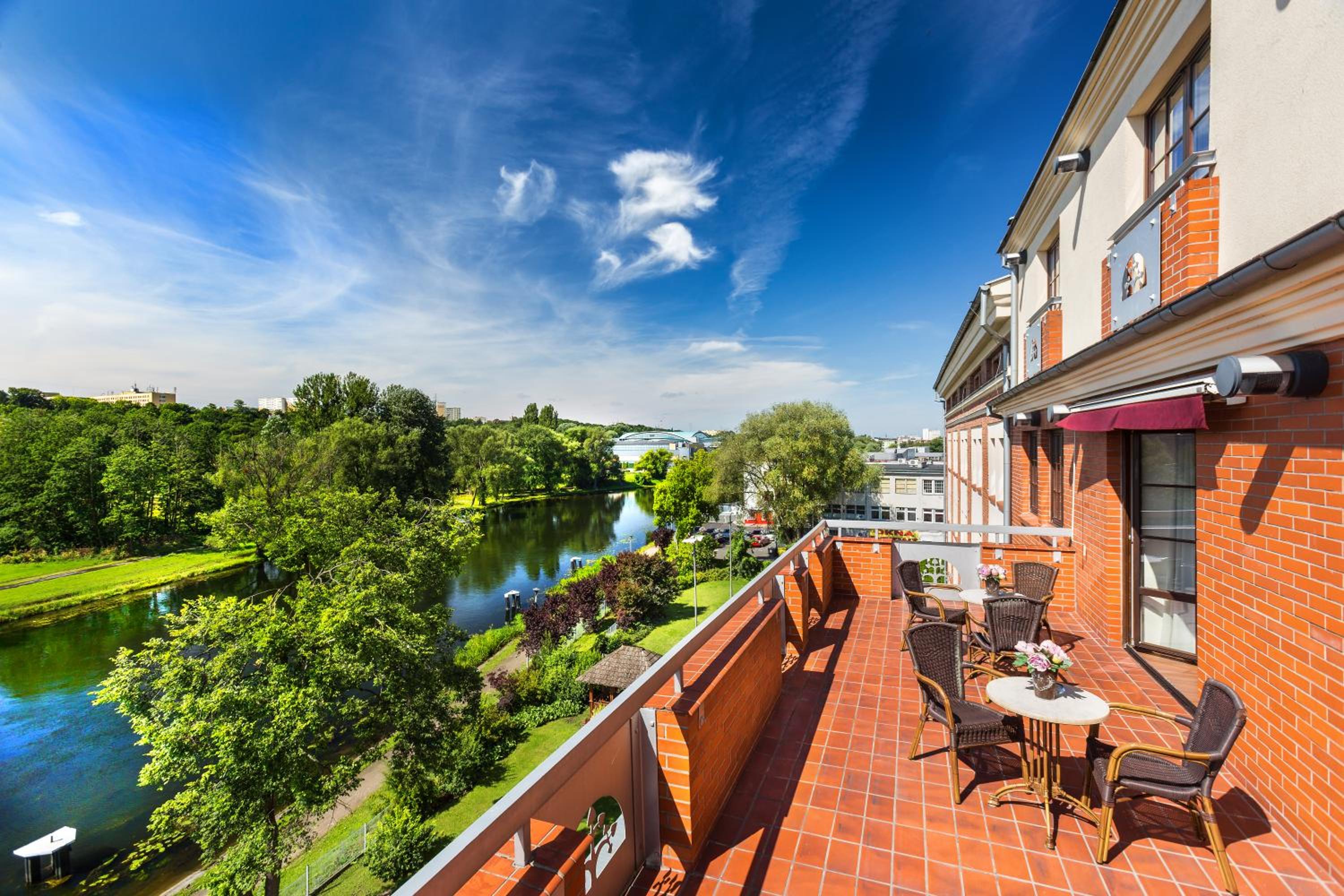 Deluxe Double Room with Balcony - Photo 6