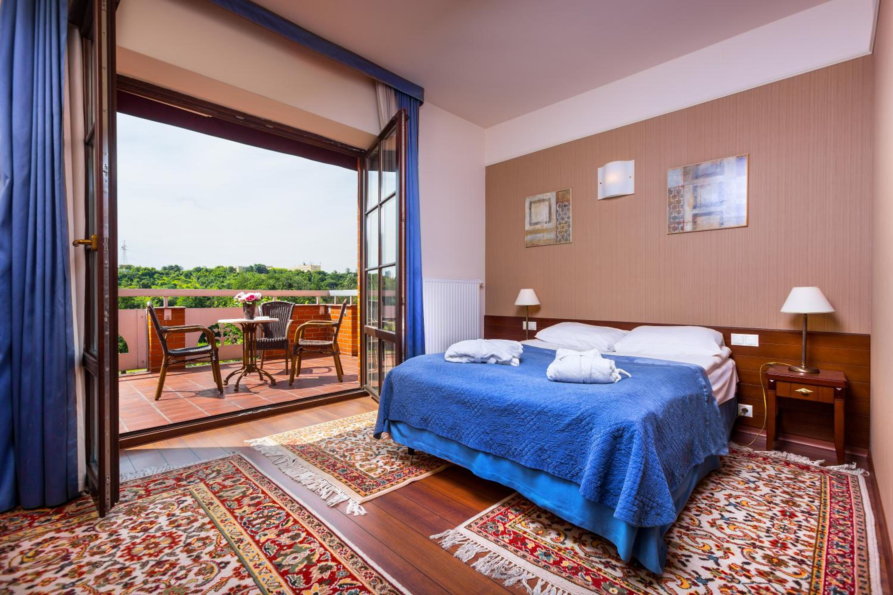Deluxe Double Room with Balcony - Photo 4