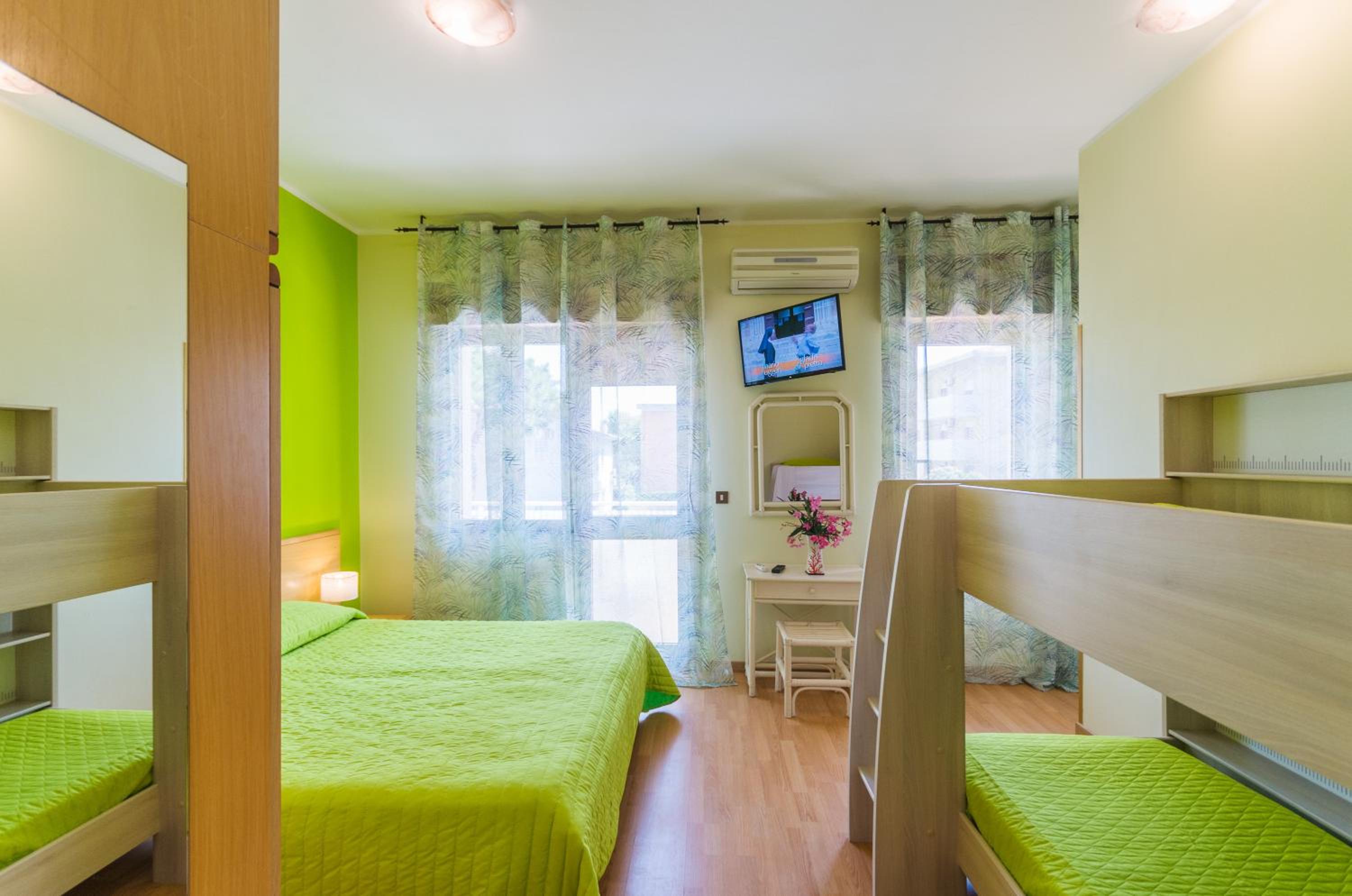 Quadruple Room with Balcony photo 2