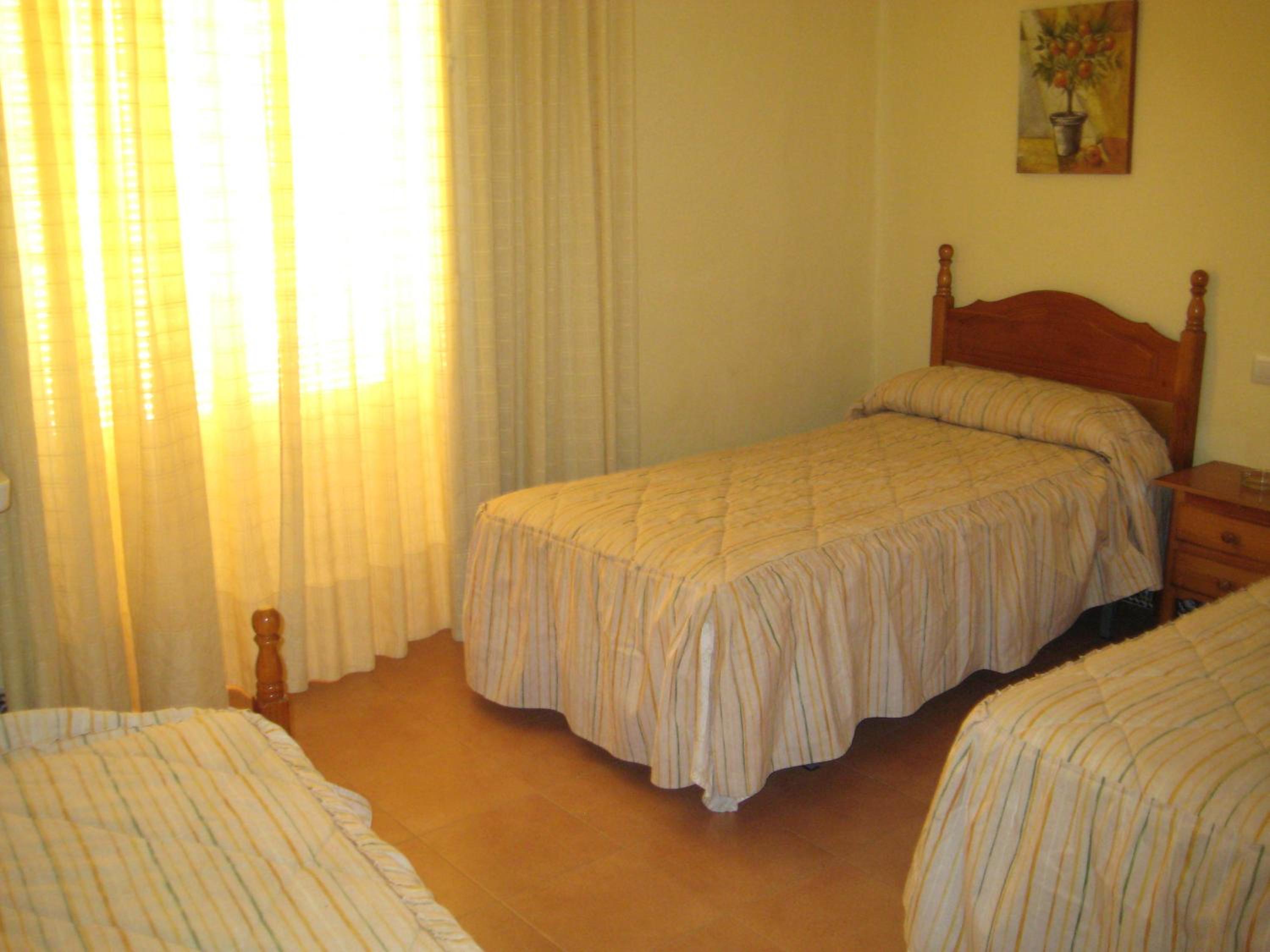 Habitación Triple con Baño Compartido