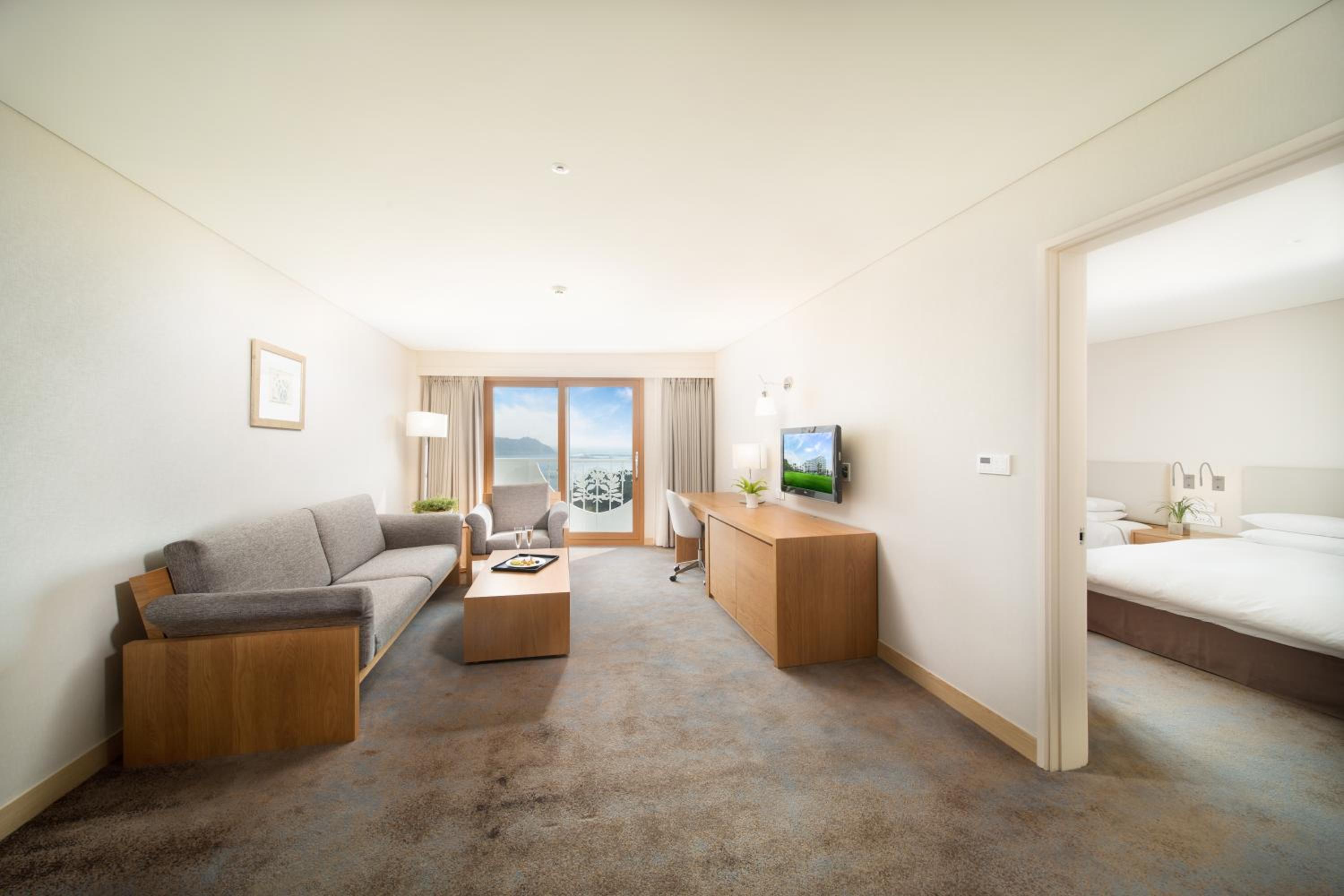 Parlor Suite Room - Photo 2