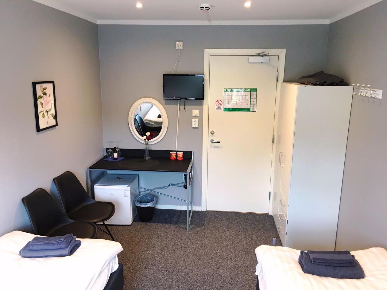 Double or Twin Room photo 3