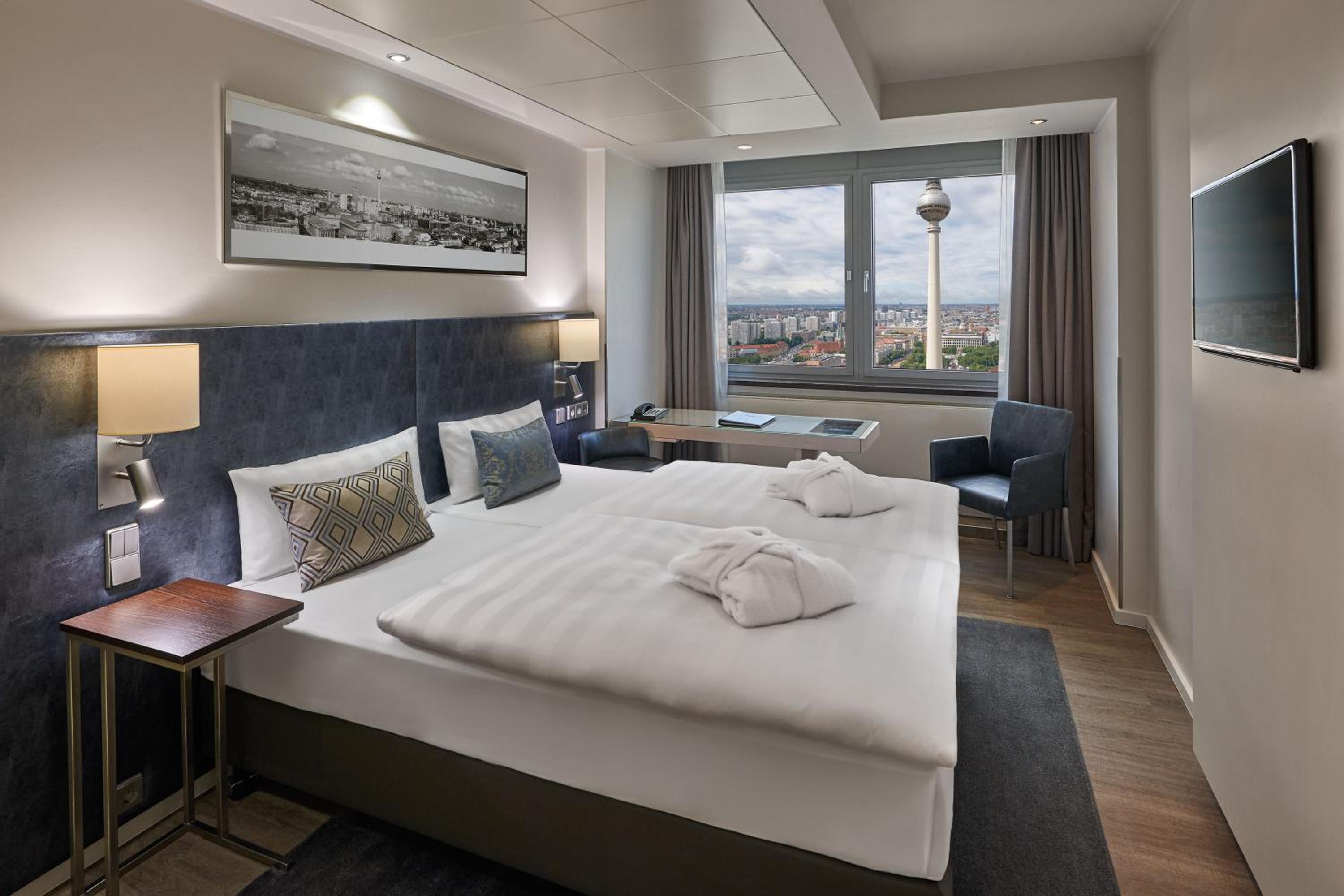Double Room with City View thumbnail 5