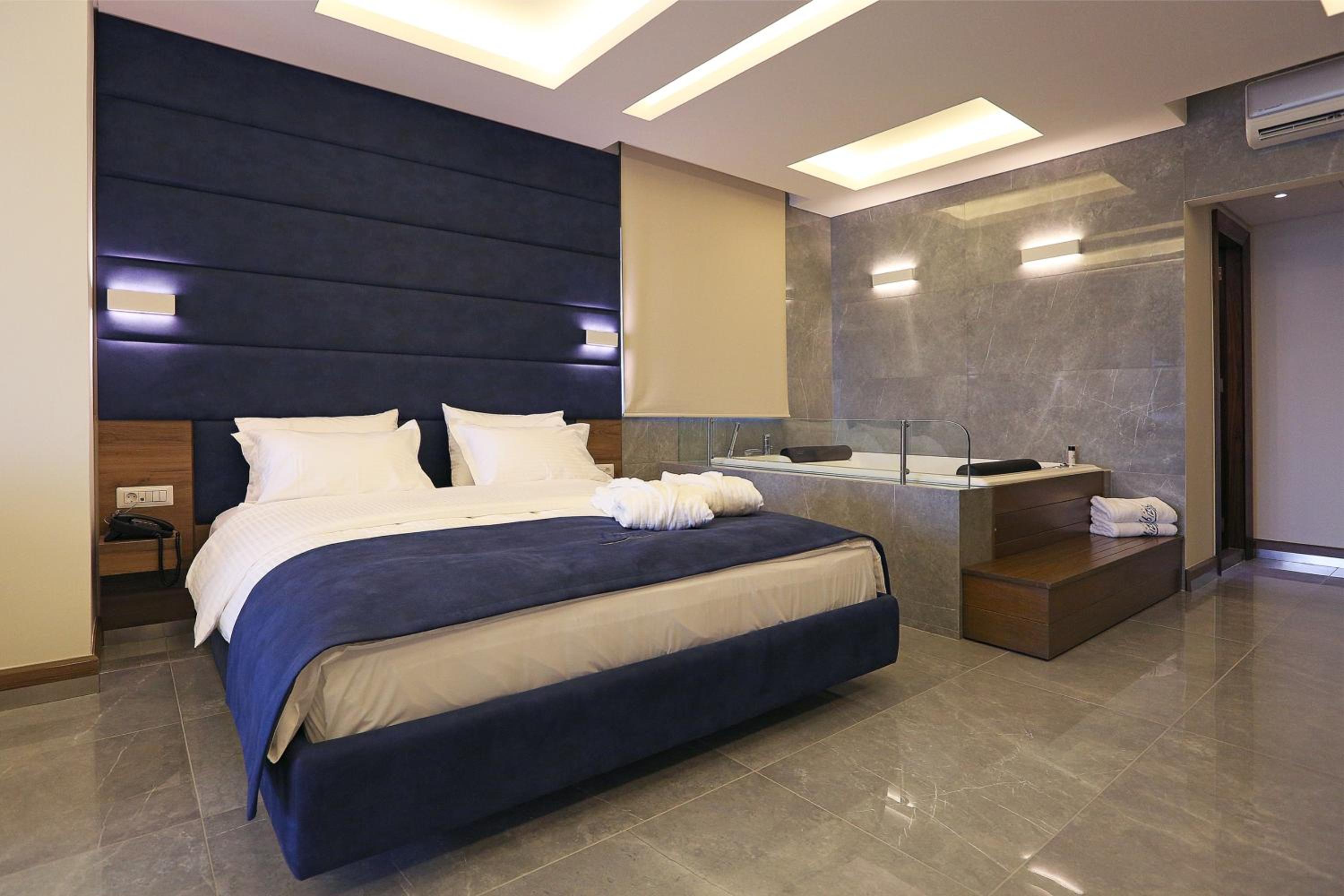 Executive Suite - Photo 19