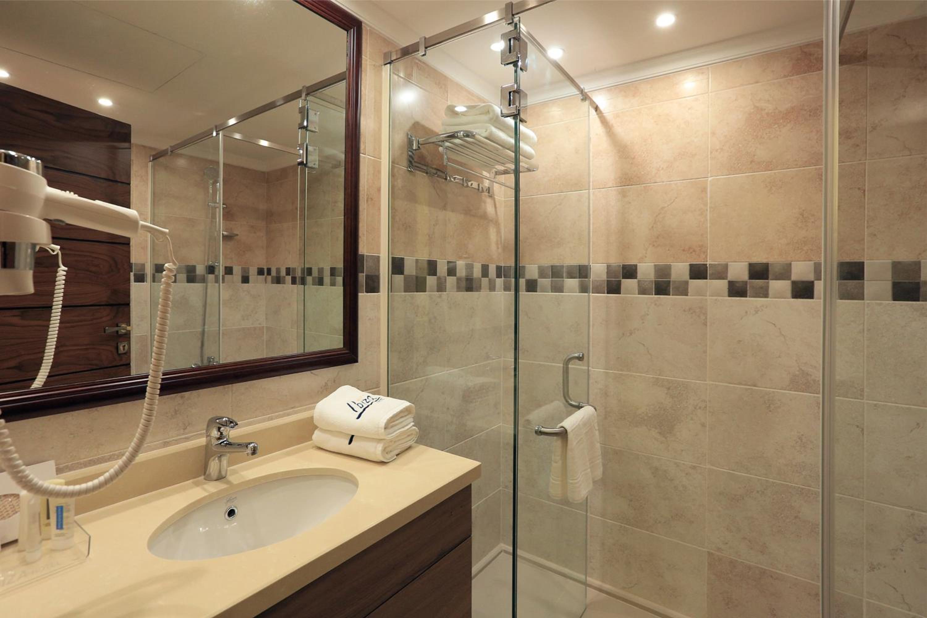 Executive Suite - Photo 20