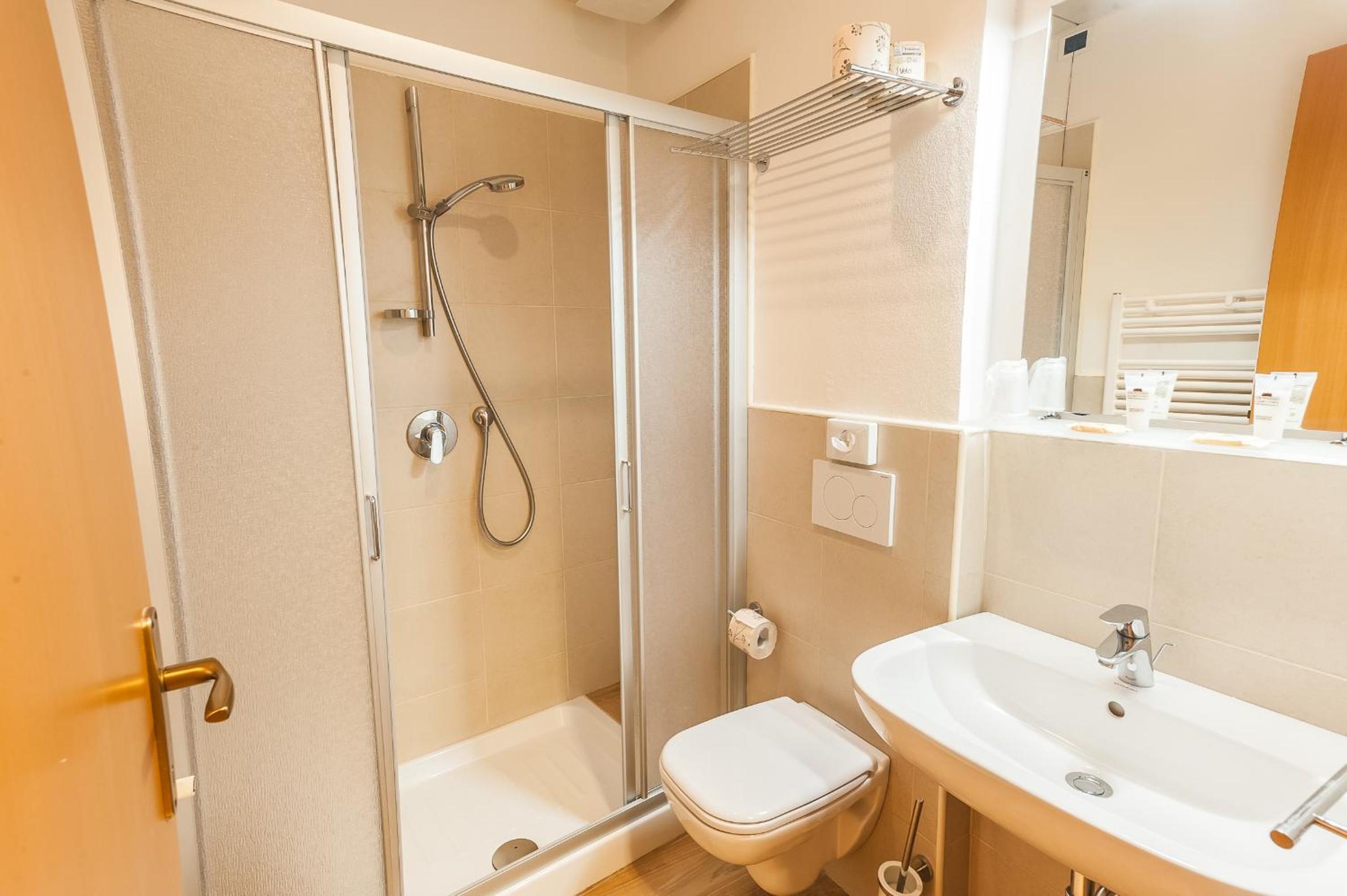Double or Twin Room - Photo 10