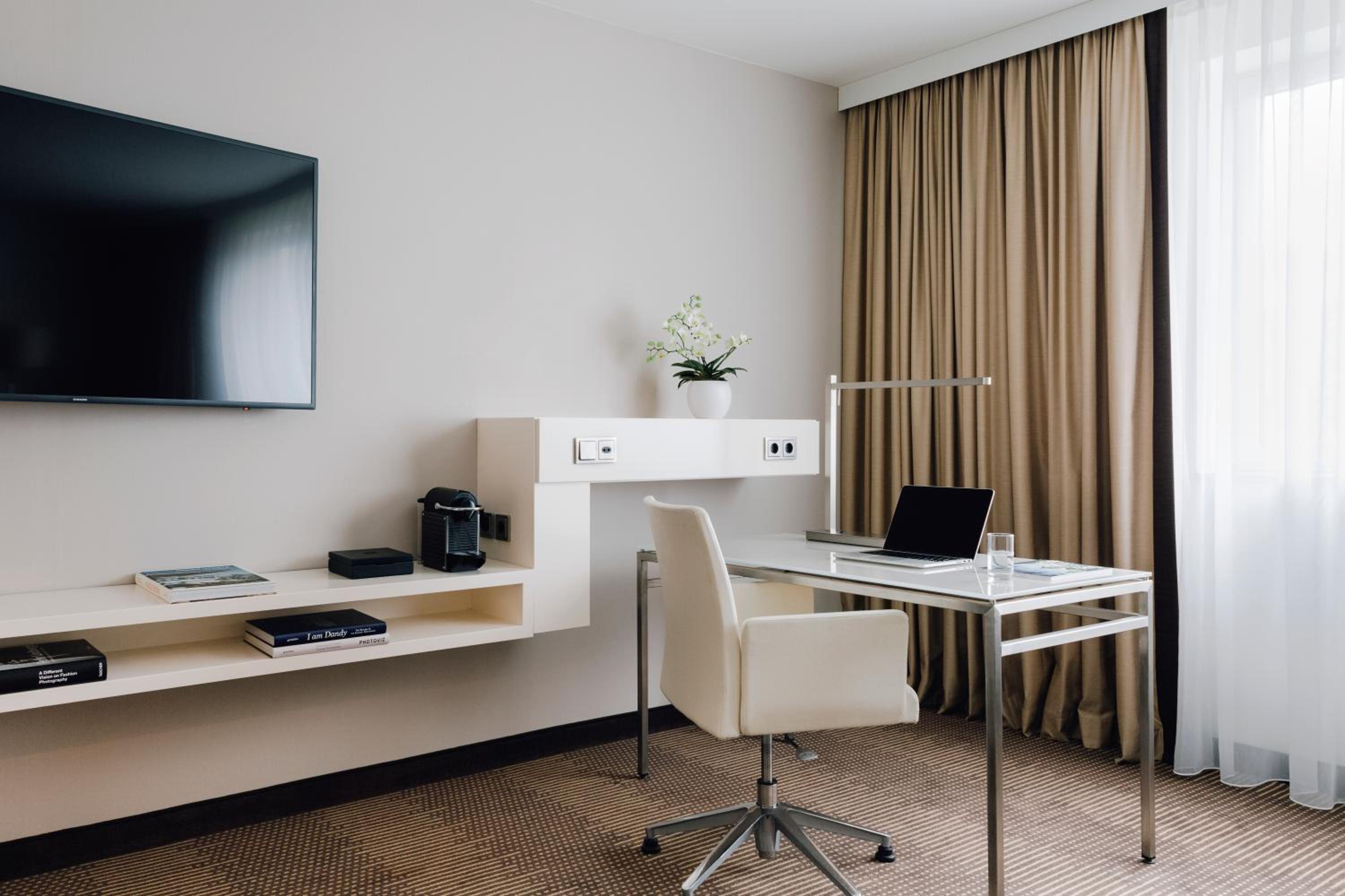 Deluxe Suite - Photo 6