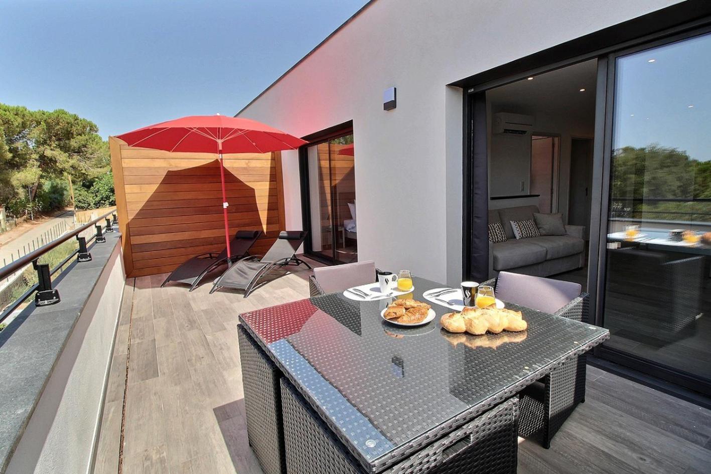 One-Bedroom Apartment - Photo 2
