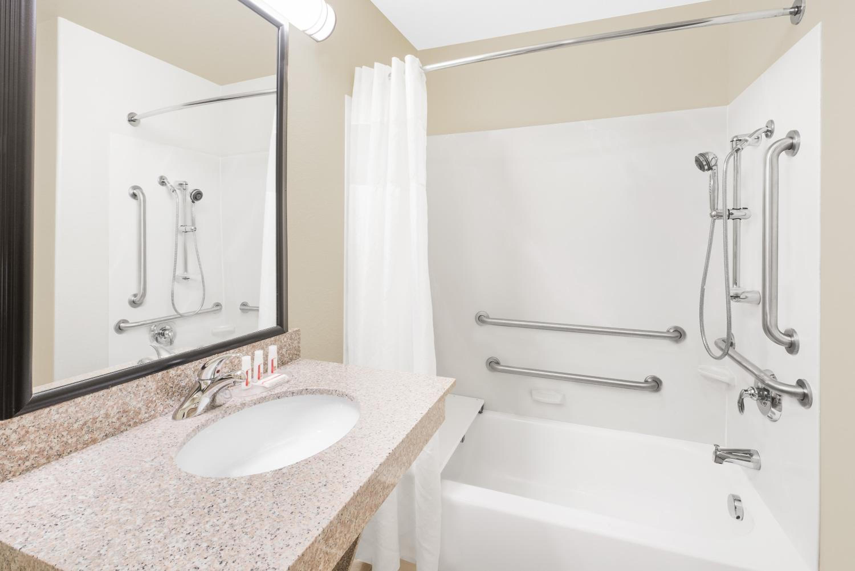 Queen Room with Two Queen Beds and Bath Tub - Mobility/Hearing Access - Non-Smoking - Photo 5