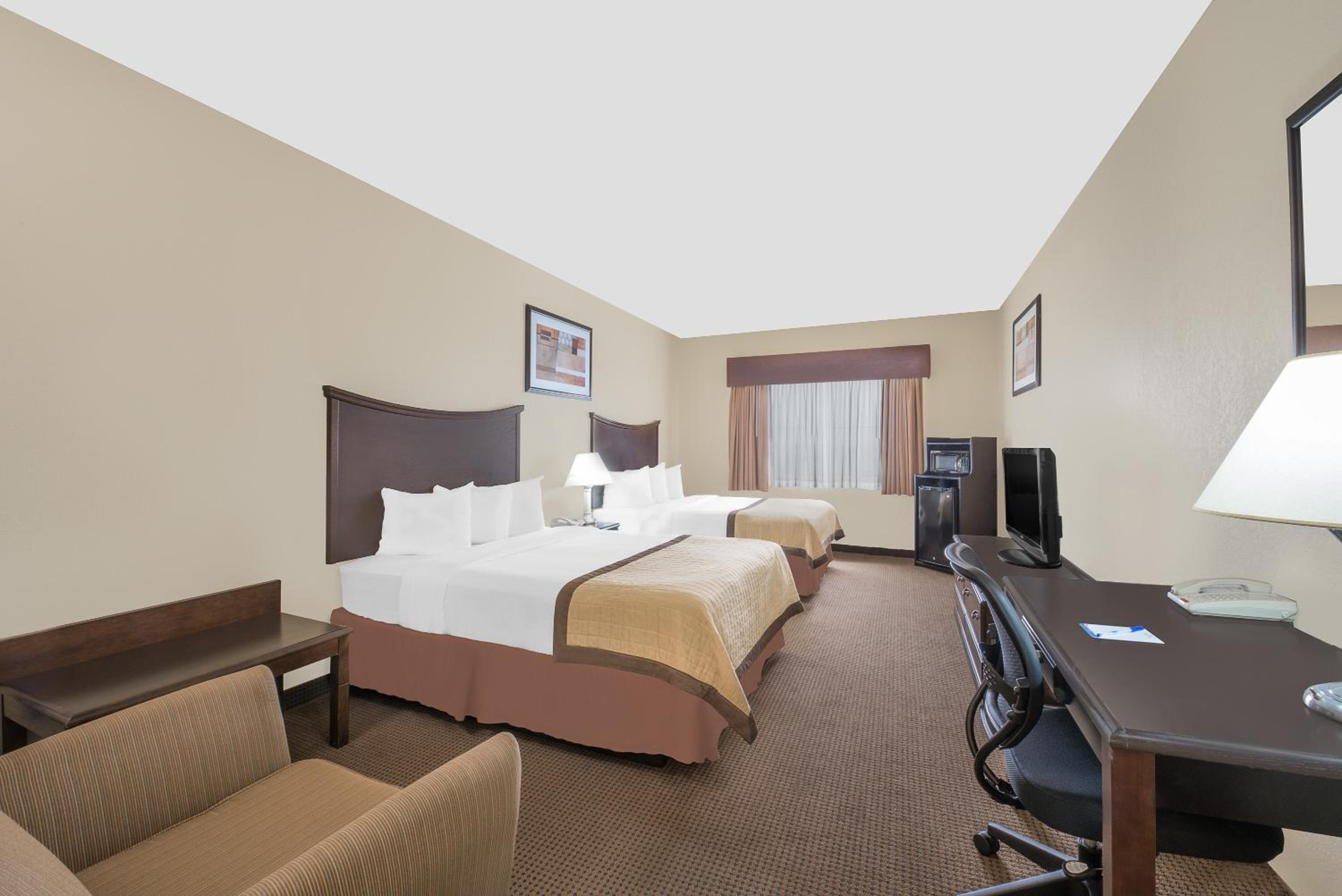 Queen Room with Two Queen Beds - Non-Smoking - Photo 1