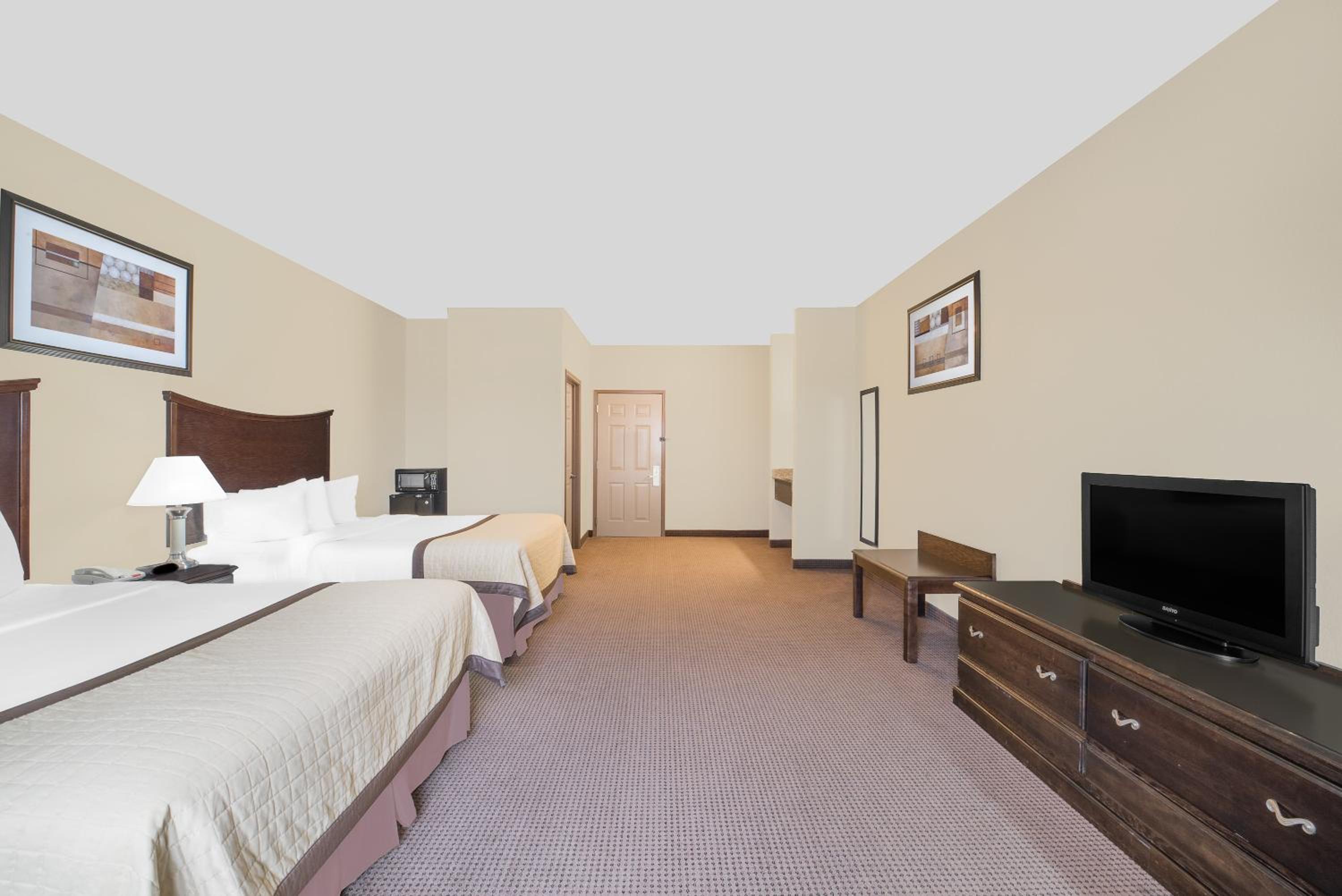 Queen Room with Two Queen Beds - Non-Smoking - Photo 3