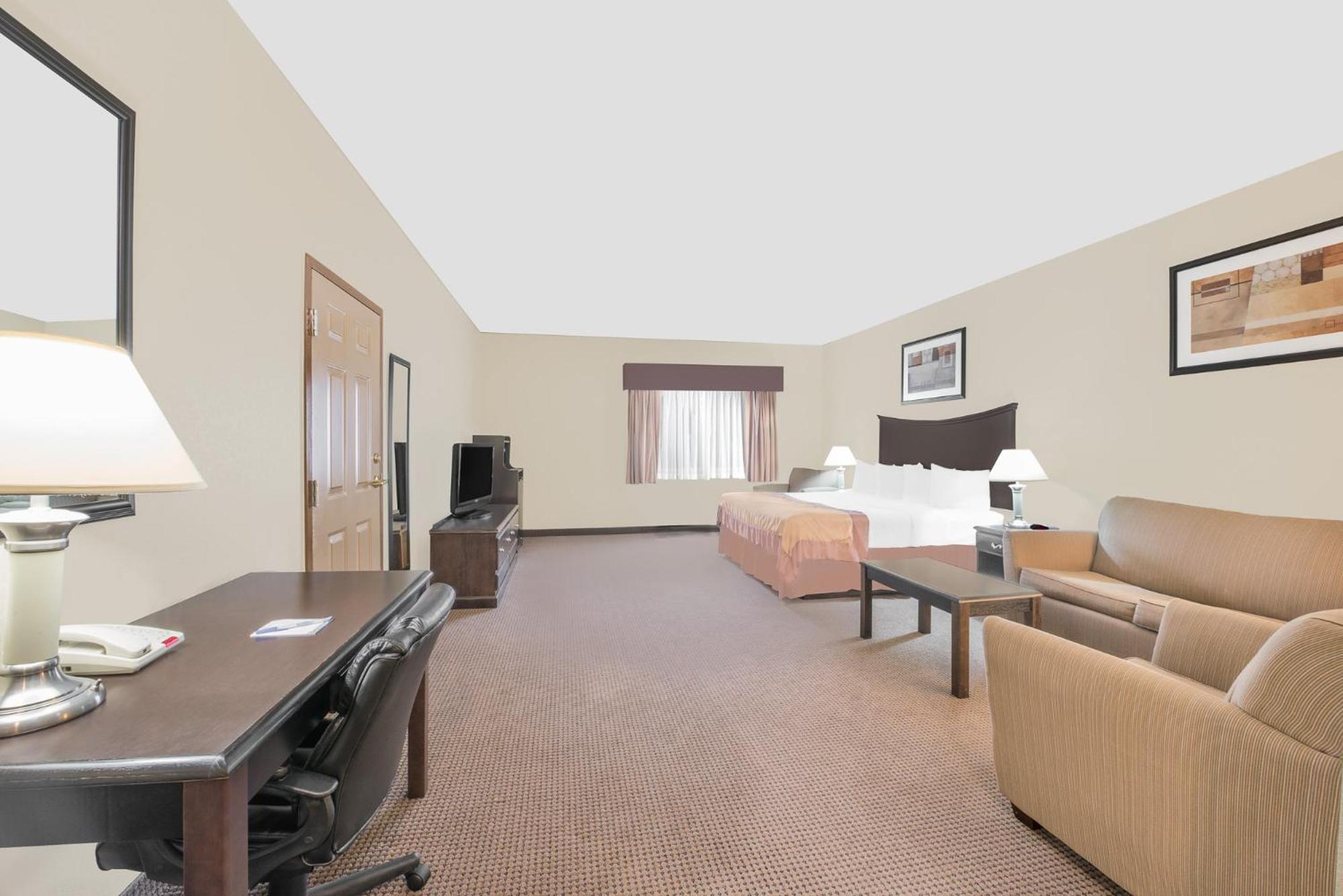 King Suite- Non-Smoking - Photo 2