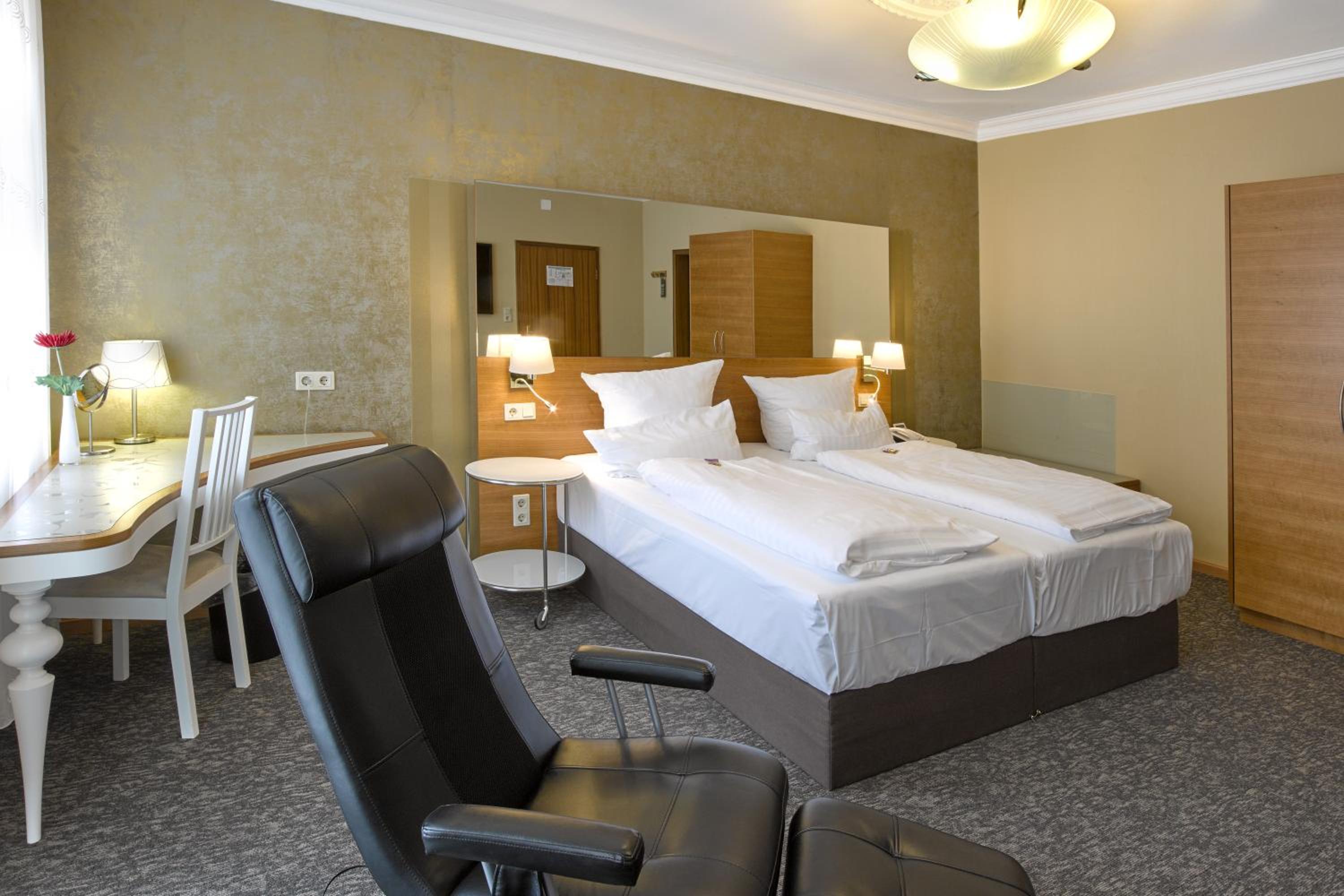 Deluxe Double or Twin Room - Photo 9