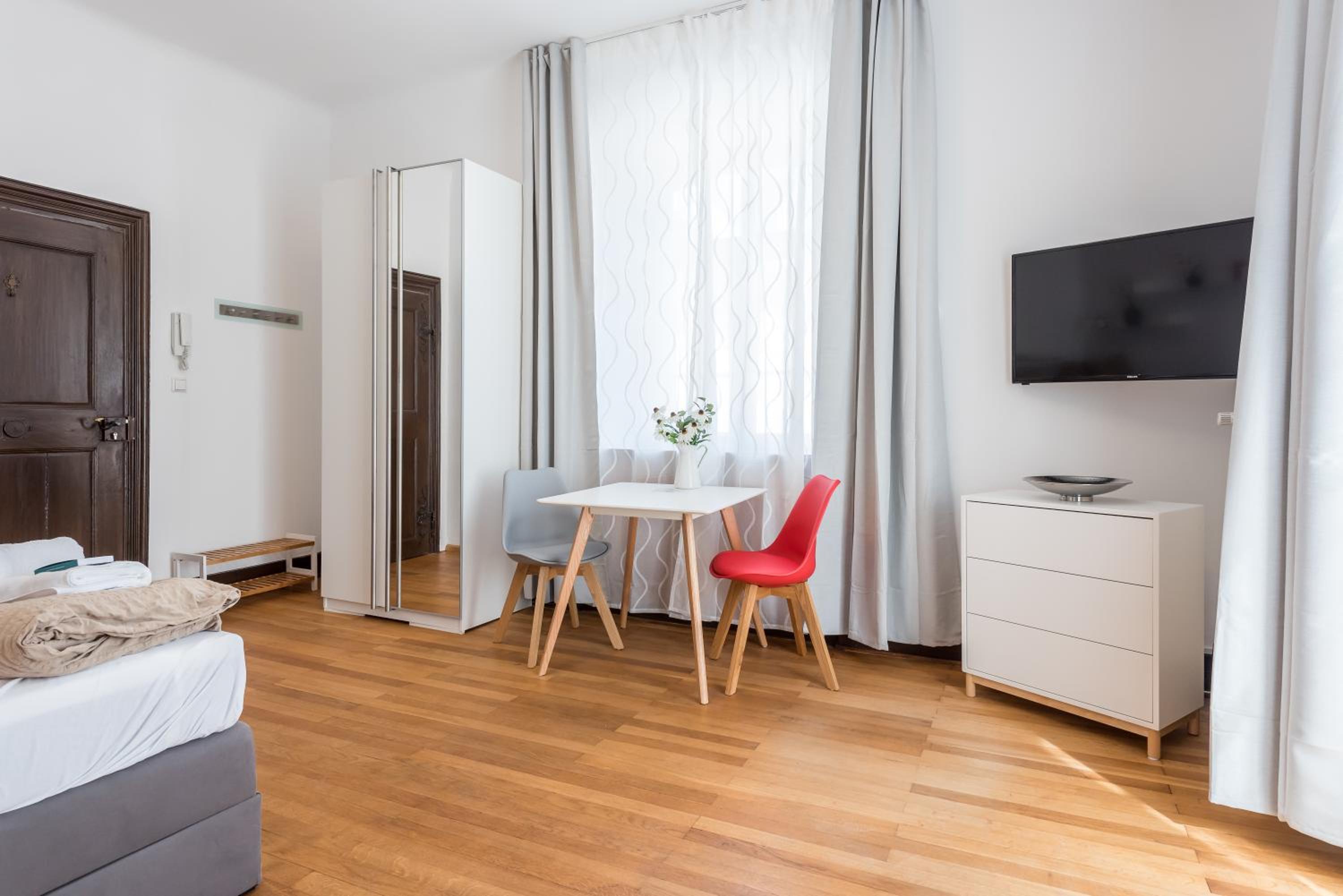 Studio Apartment - Photo 5