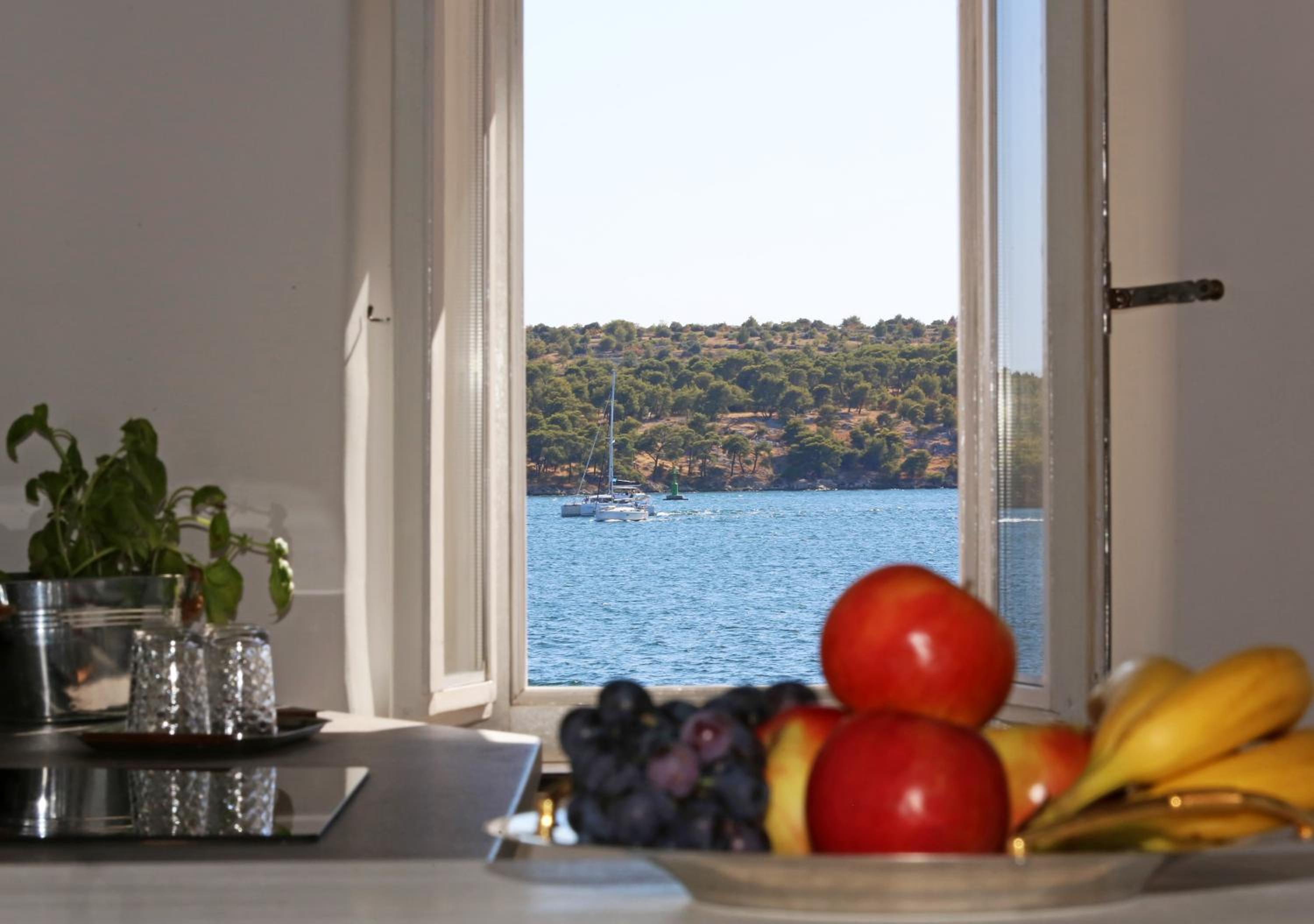 Apartment with Balcony and Sea View - Photo 29