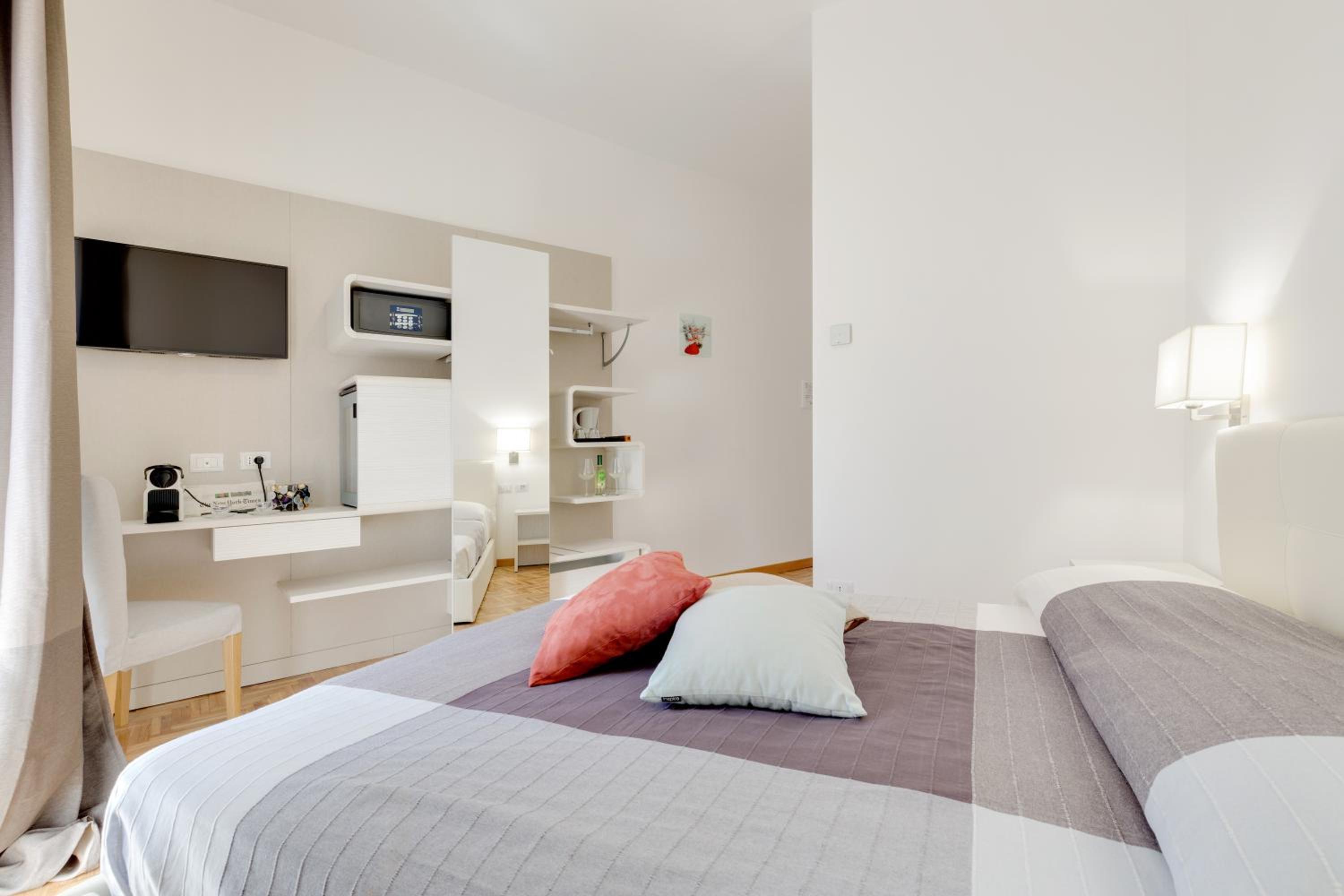 Queen Room with Balcony photo 1