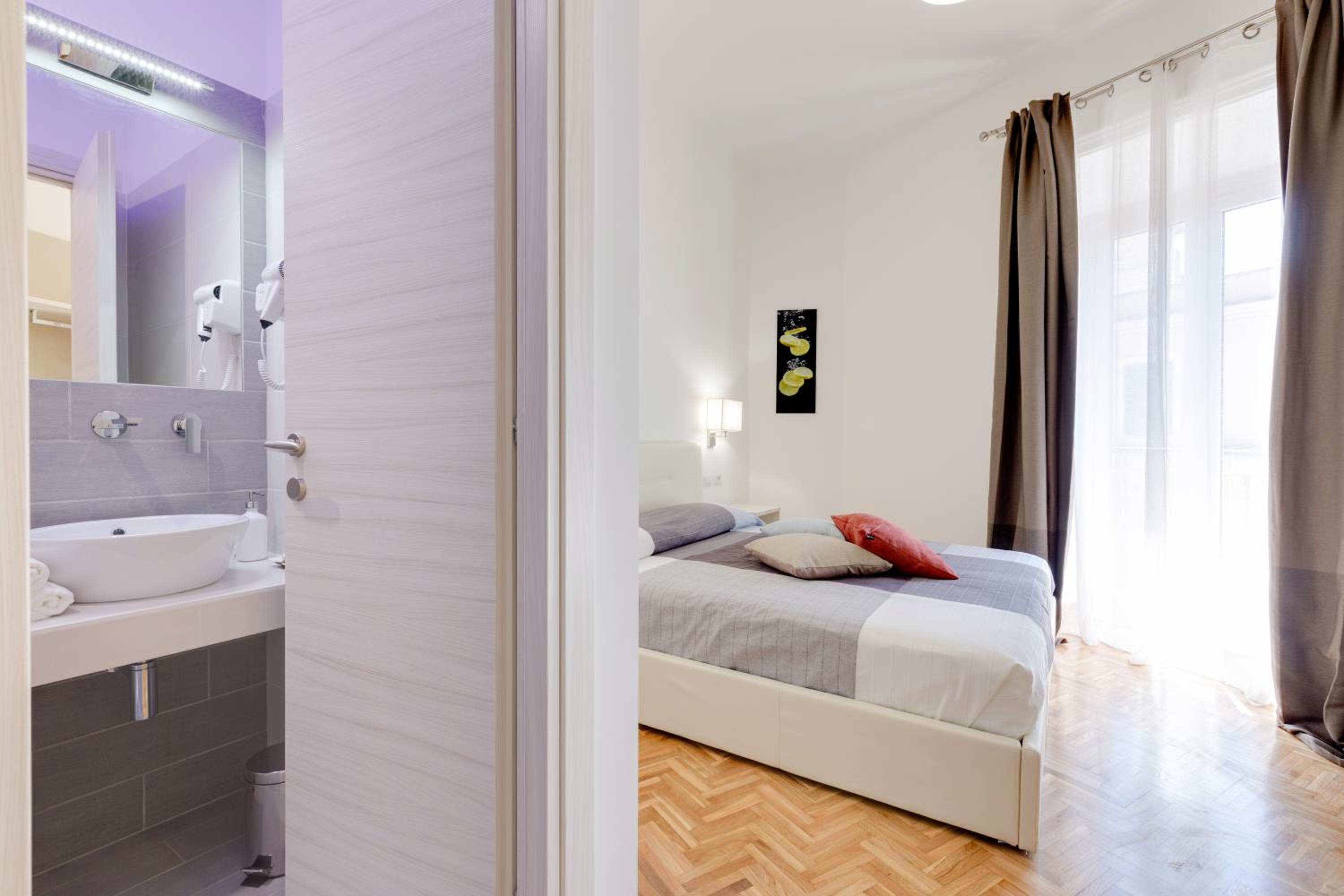 Queen Room with Balcony photo 3