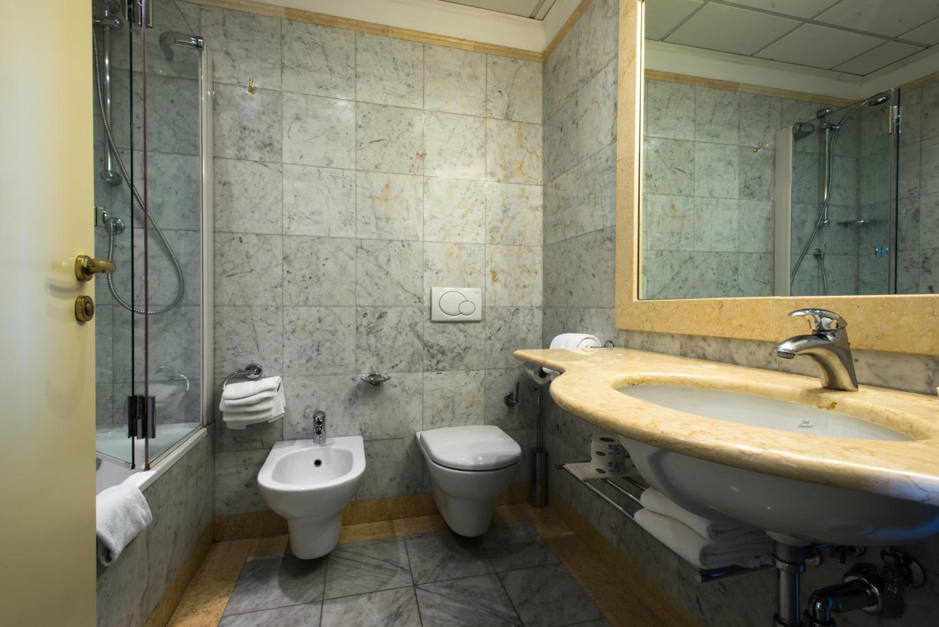 Deluxe Quadruple Room with Balcony - Photo 5