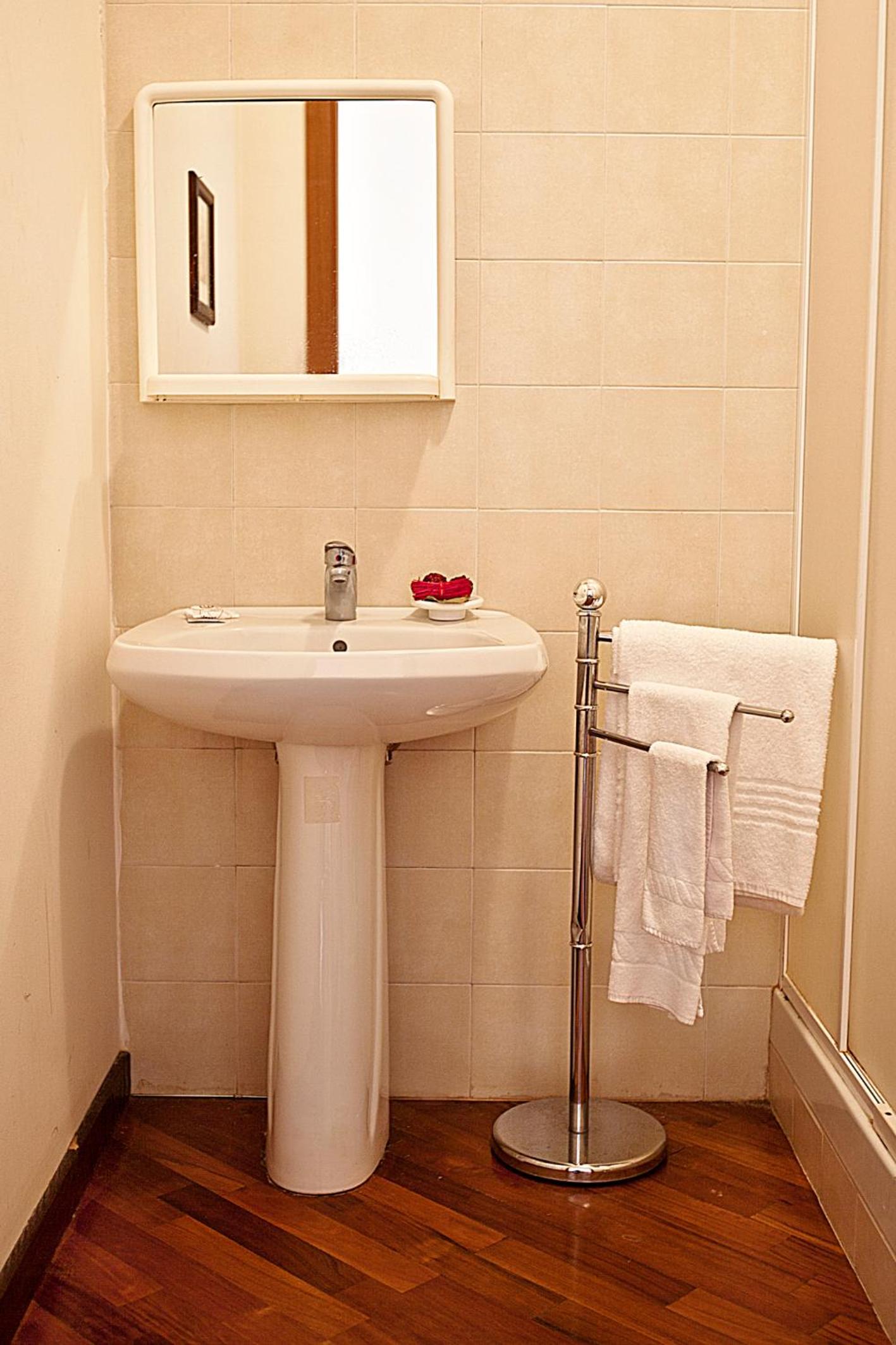 Double or Twin Room - Photo 7