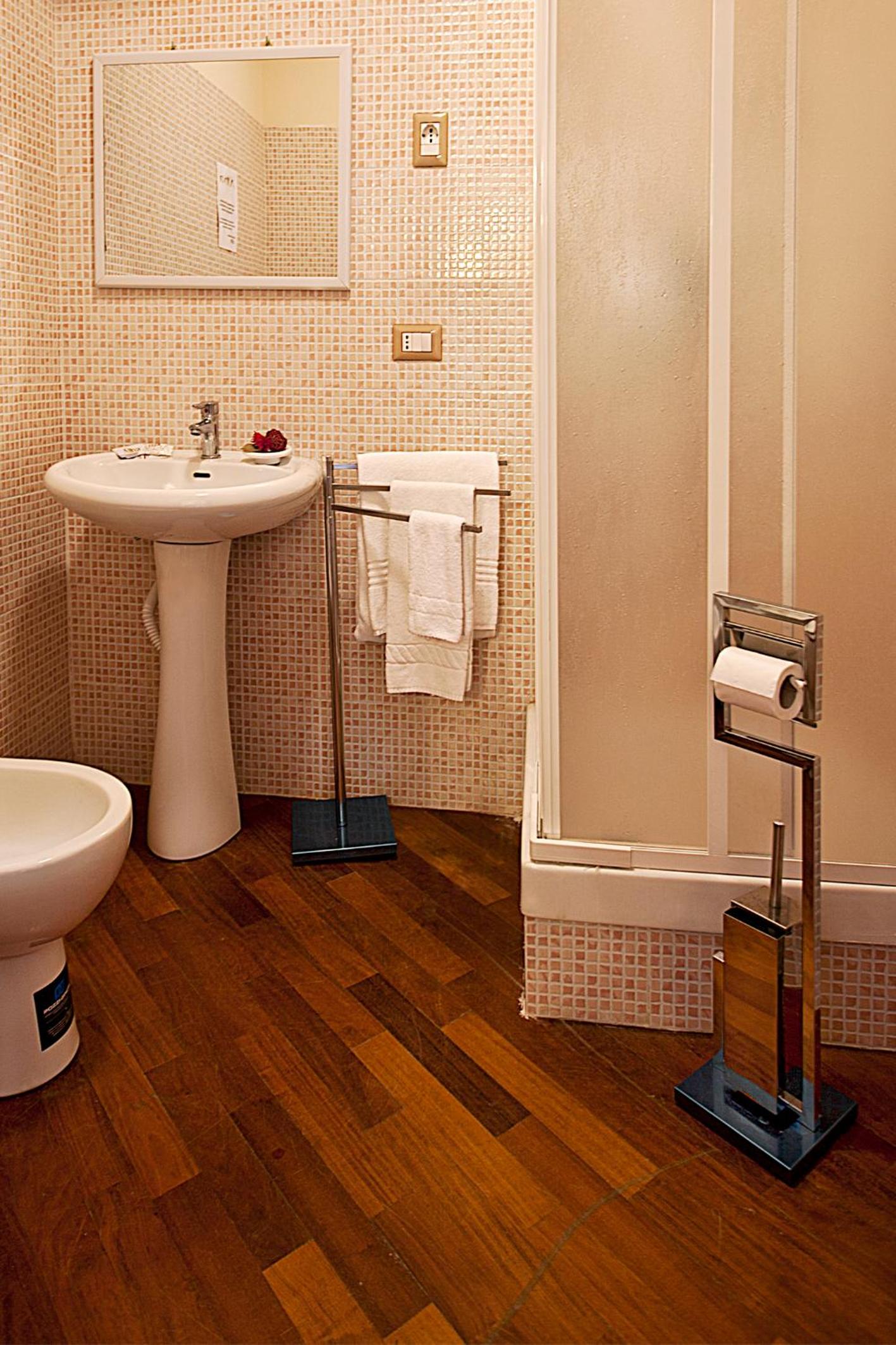 Double or Twin Room - Photo 11