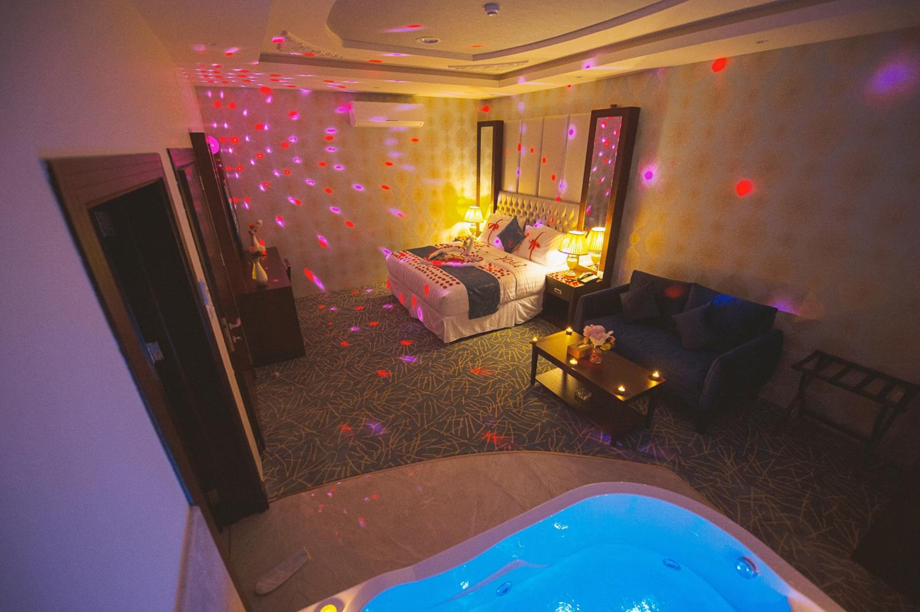 Honeymoon Suite - Photo 1