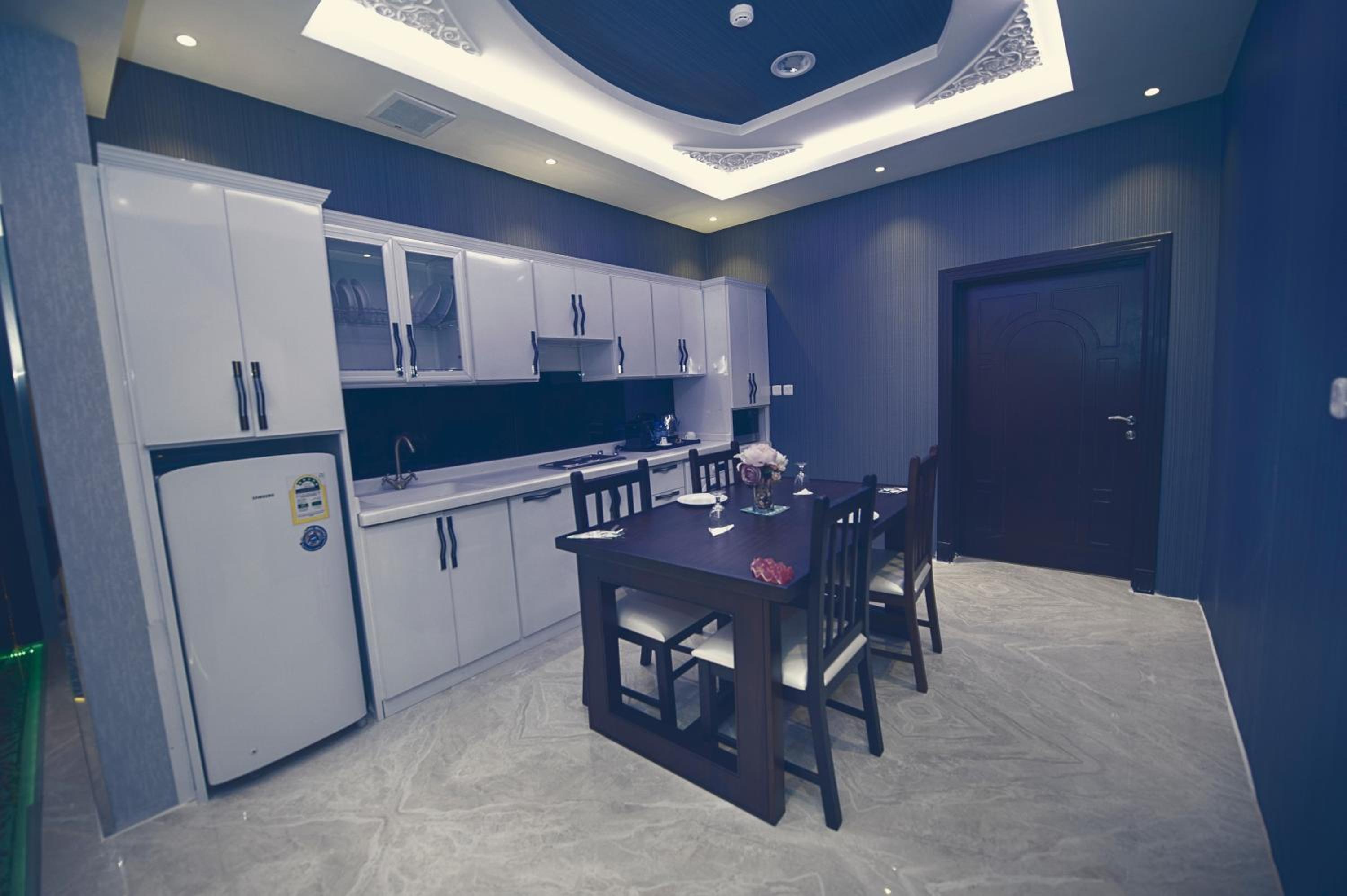Honeymoon Suite - Photo 2