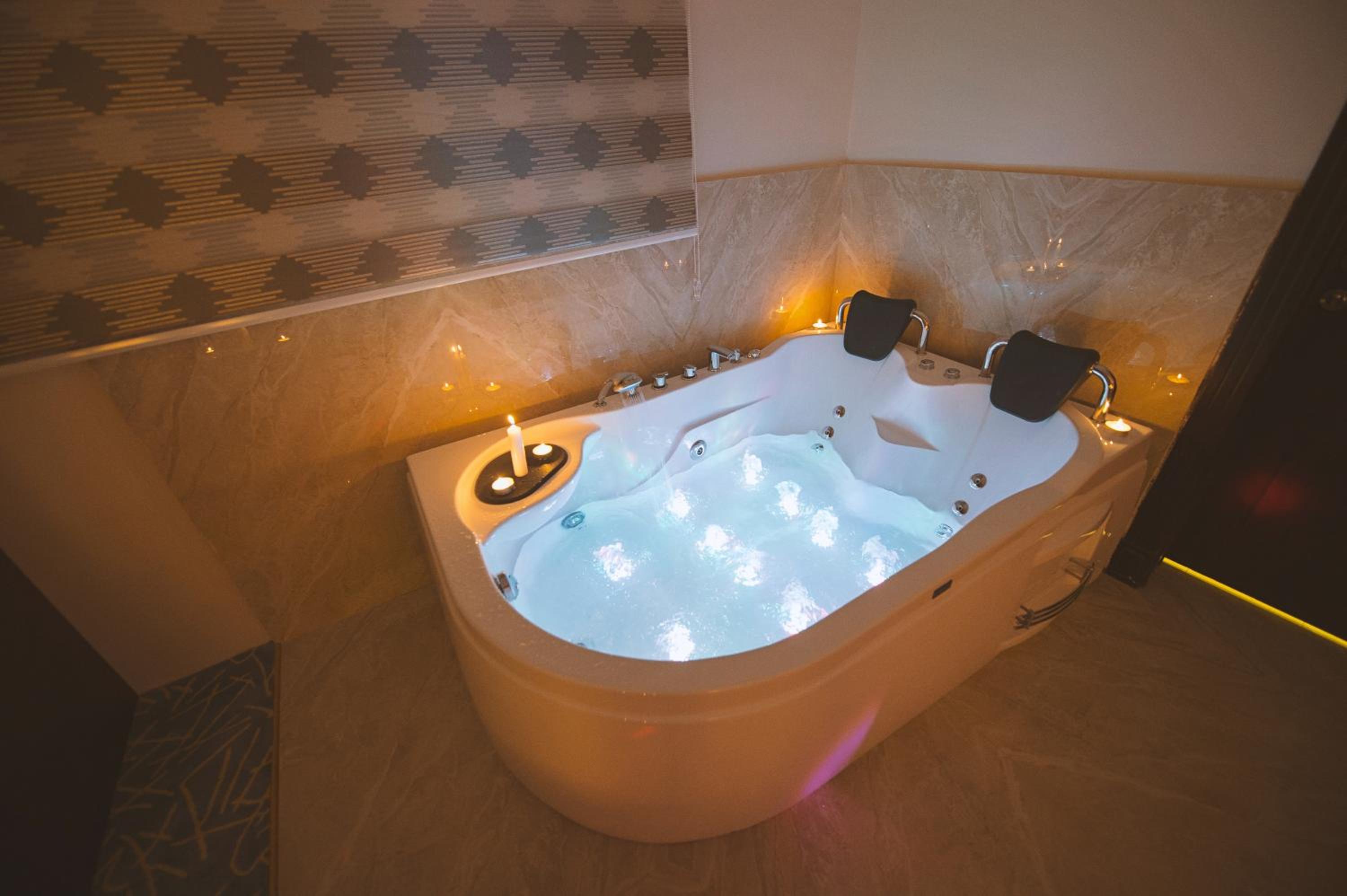 Honeymoon Suite - Photo 3
