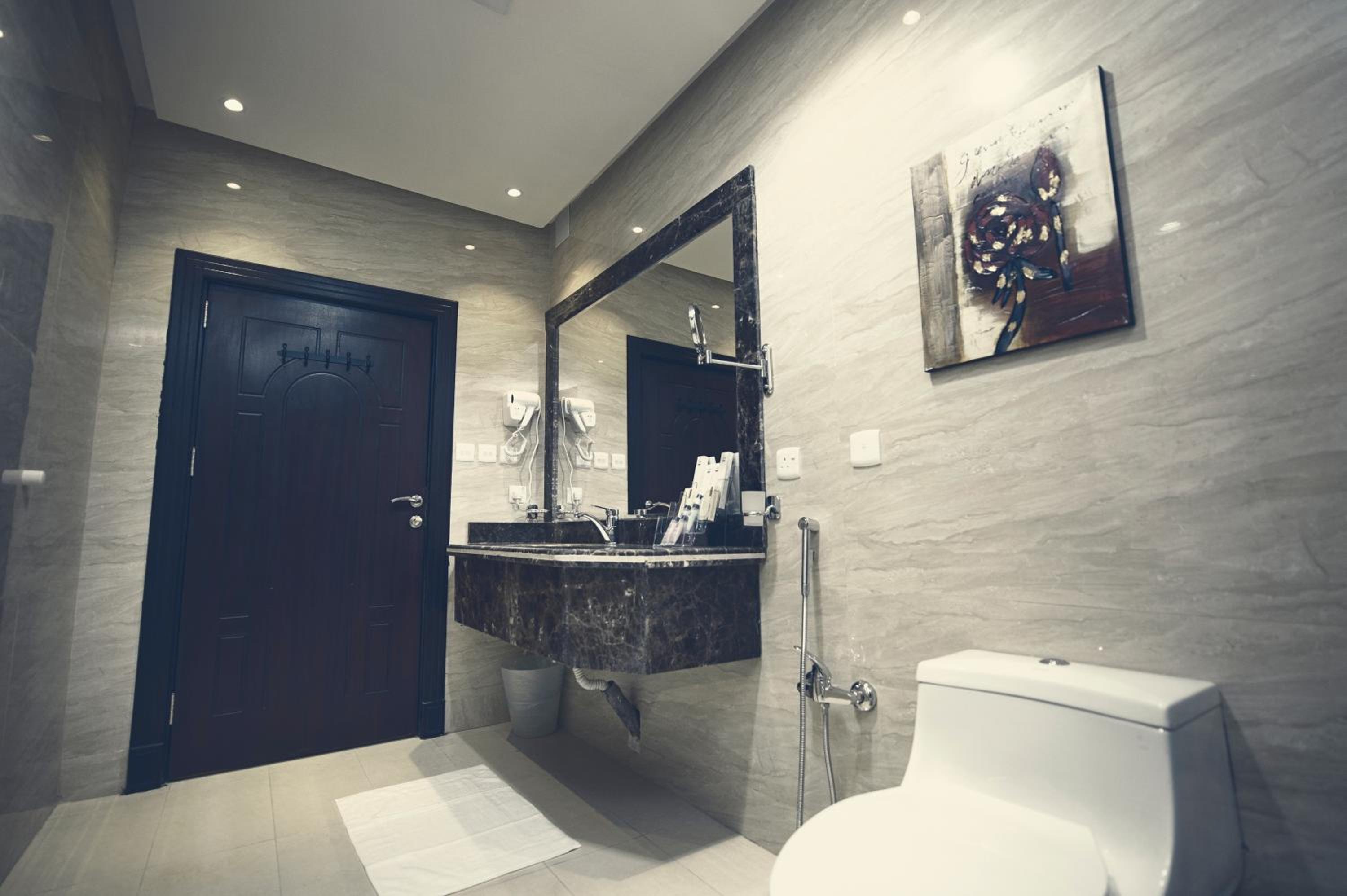 Honeymoon Suite - Photo 10