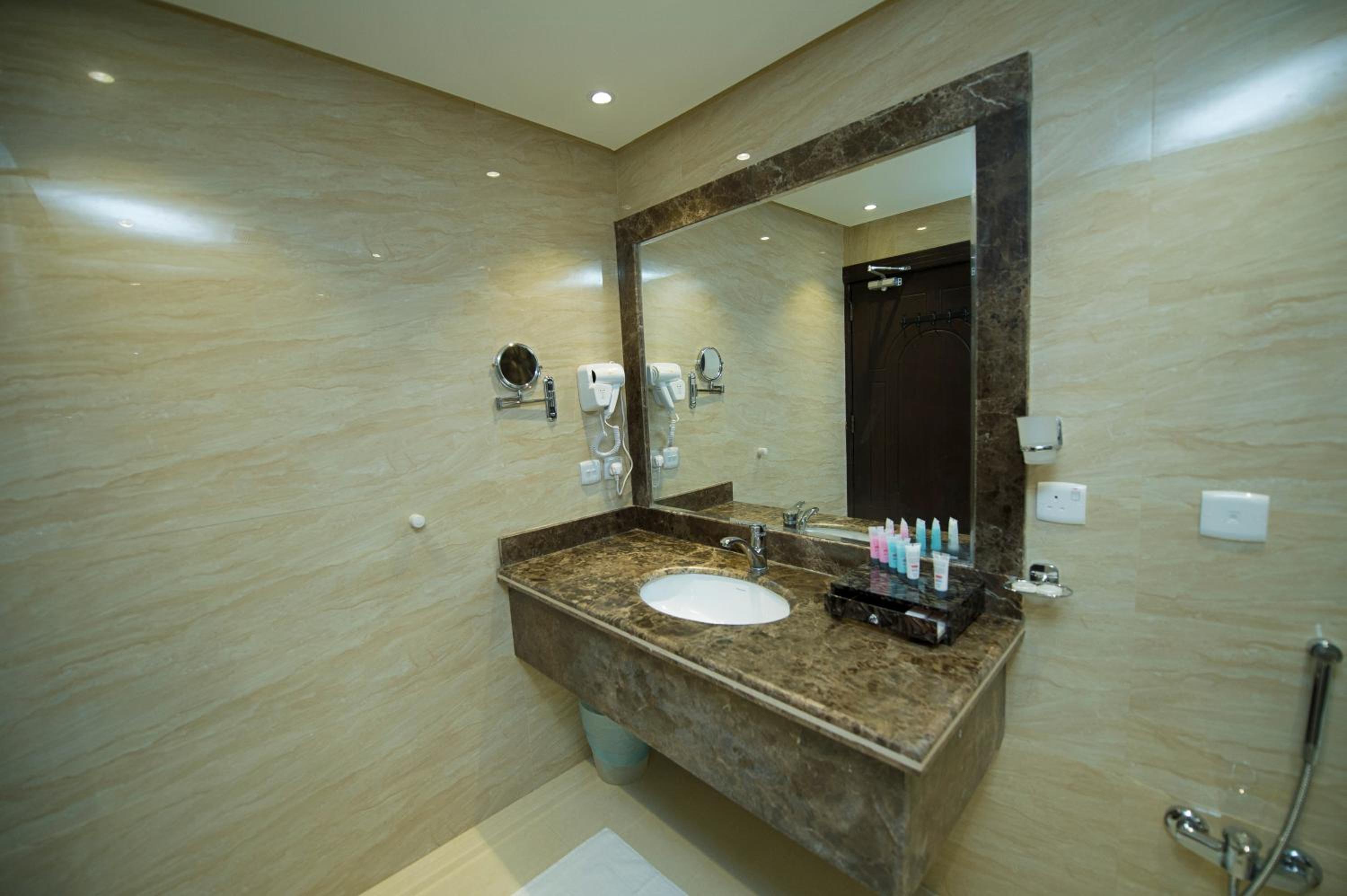 Honeymoon Suite - Photo 12