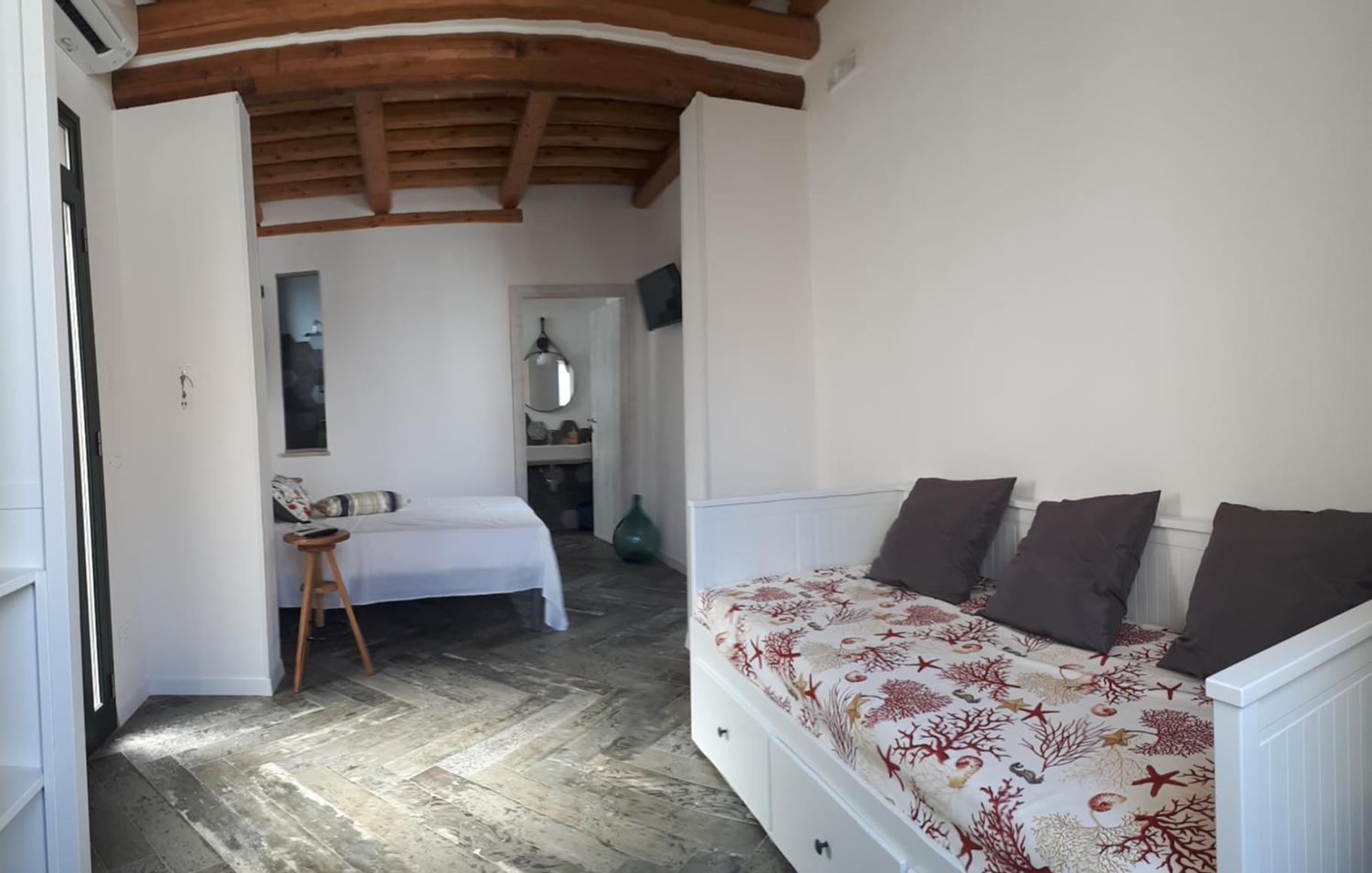 King Room with Balcony - Photo 4