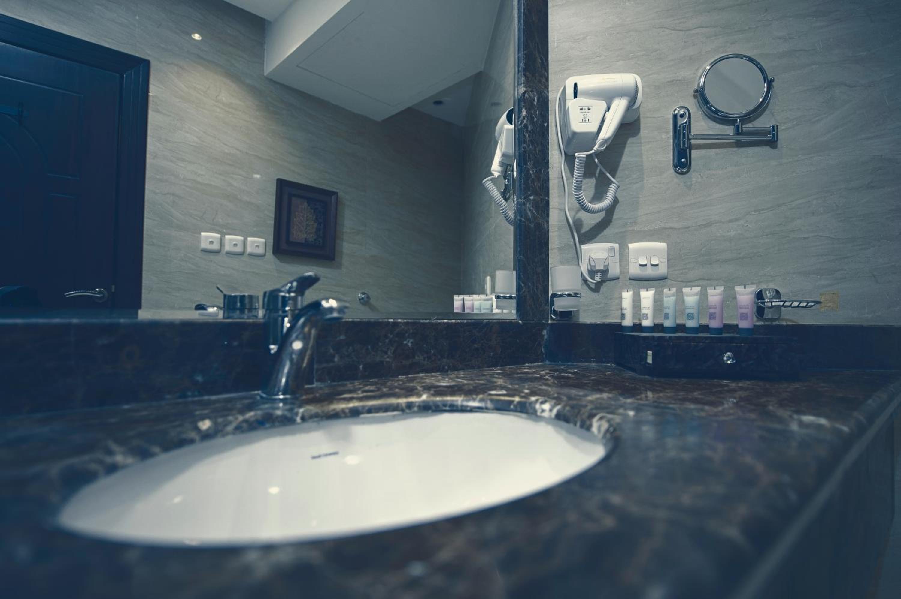 Honeymoon Suite - Photo 21