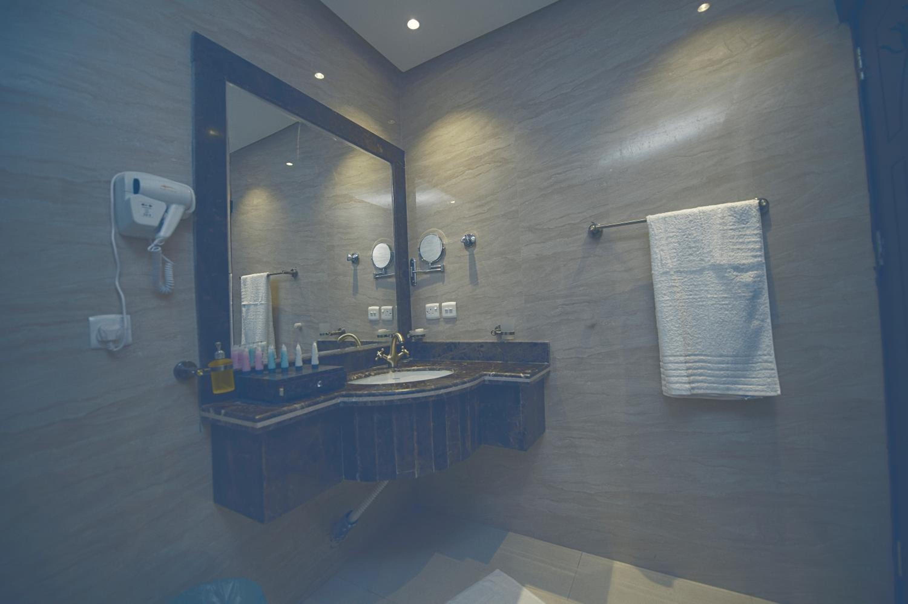 Honeymoon Suite - Photo 17