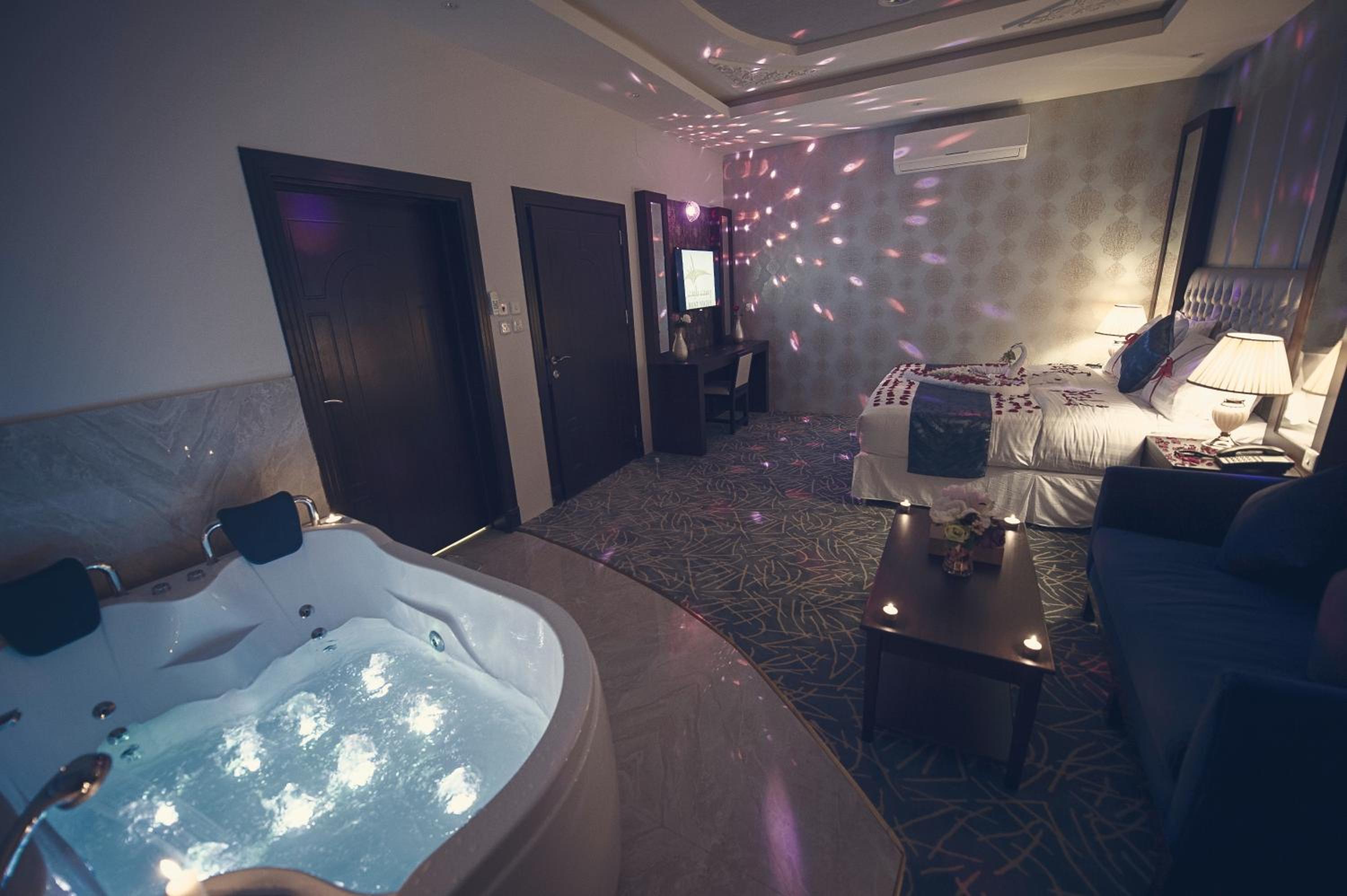 Honeymoon Suite - Photo 18