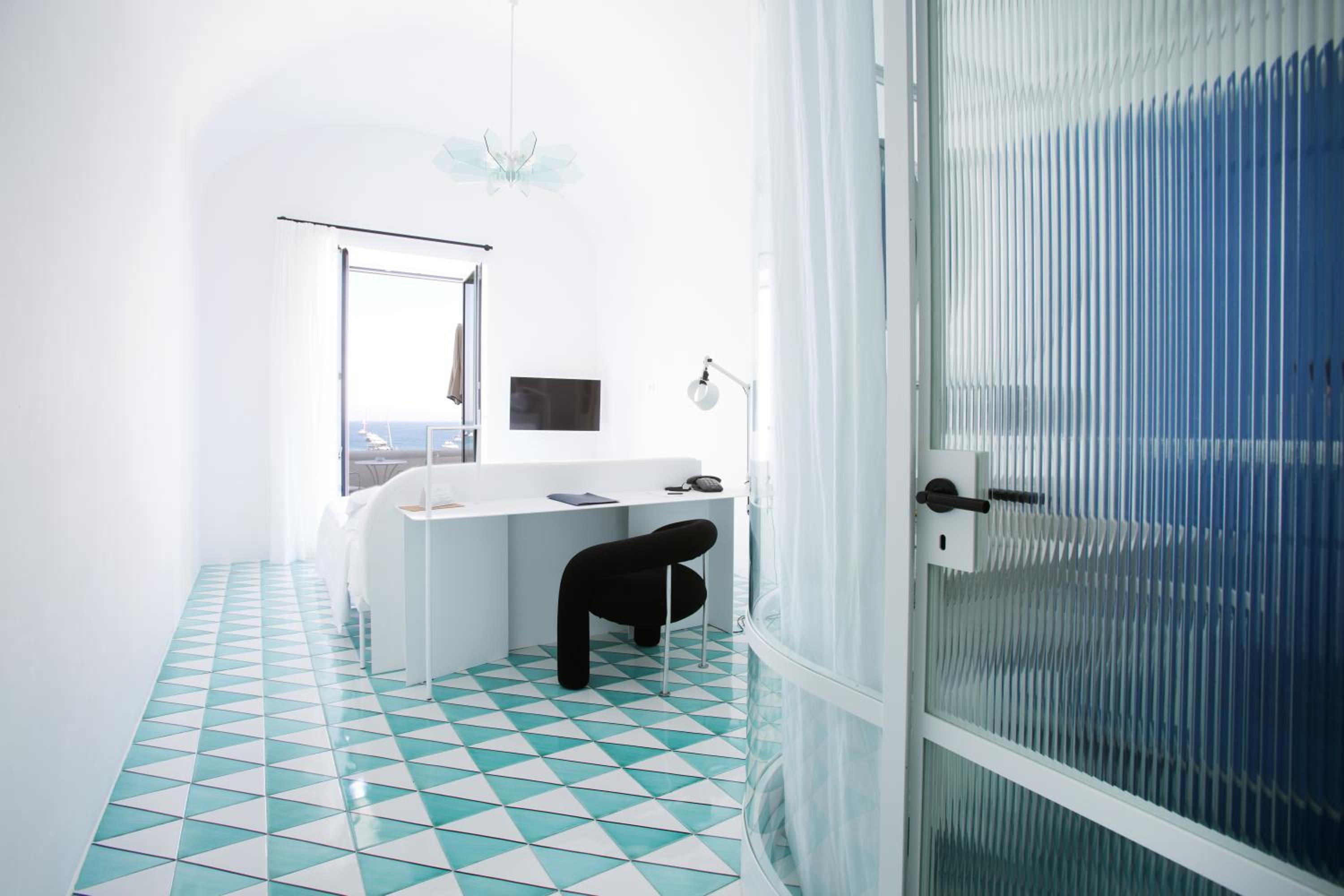 Deluxe Room with Balcony and Sea View - Photo 11