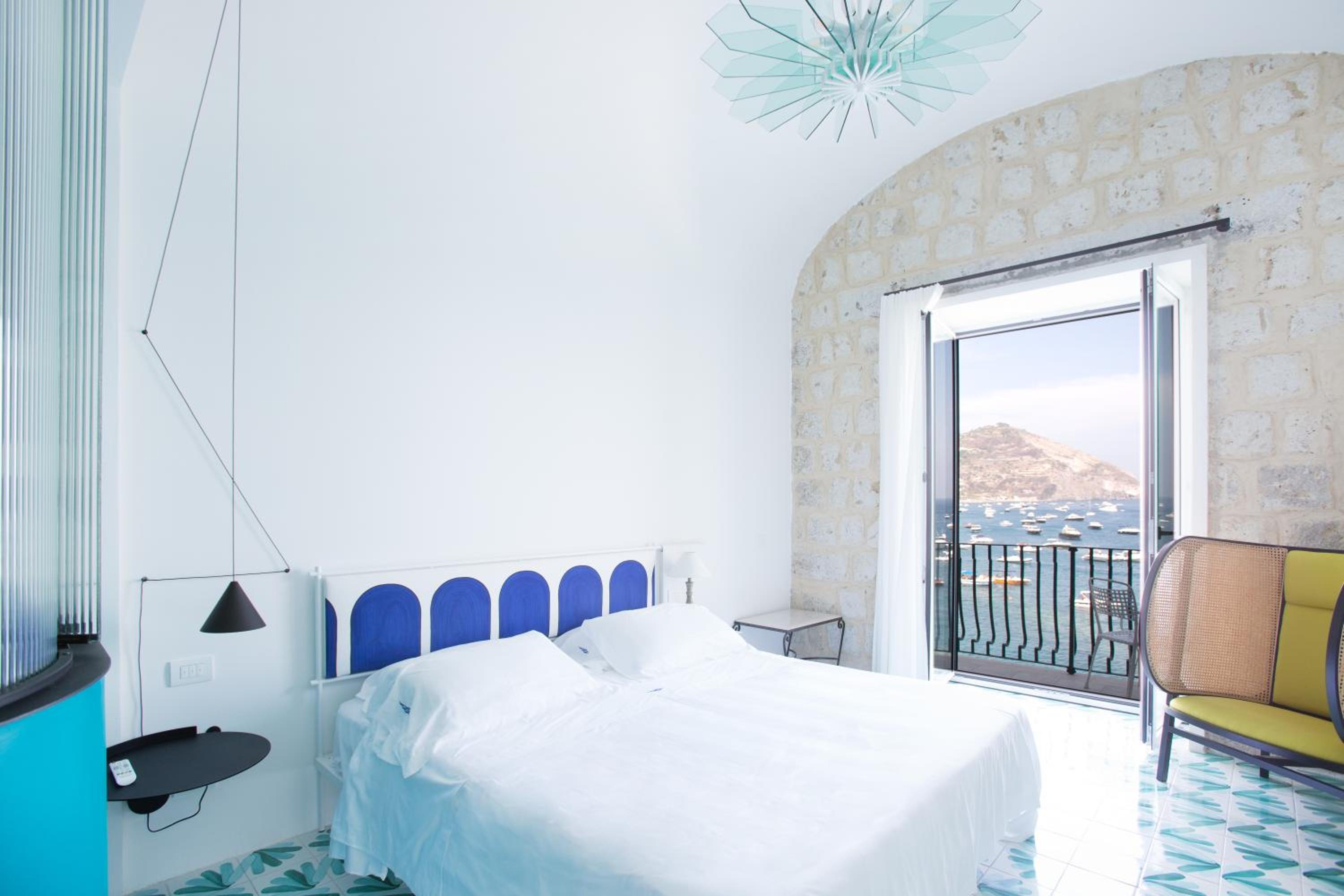 Deluxe Room with Balcony and Sea View - Photo 14