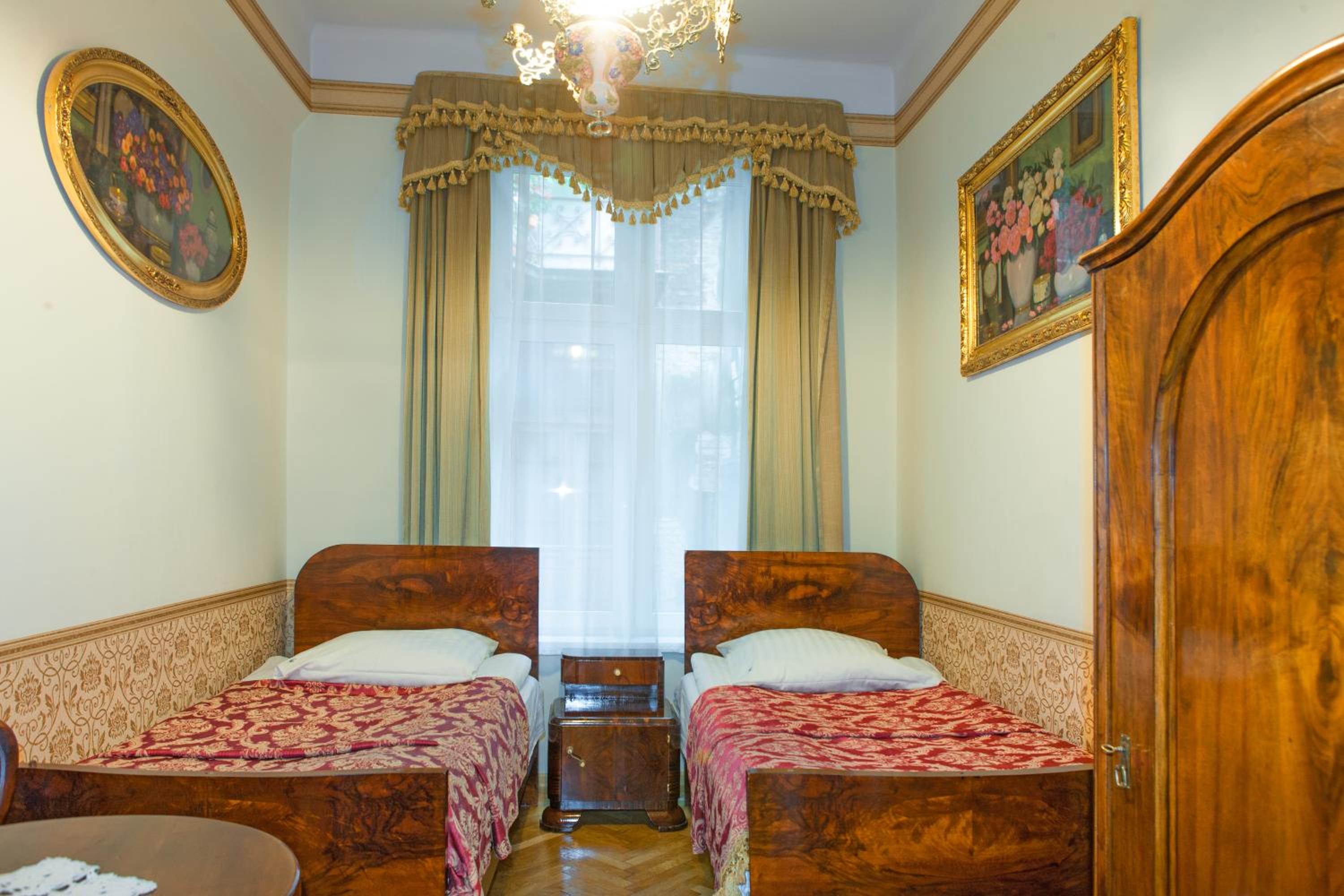 Four-Bedroom Apartment (14 Adults)