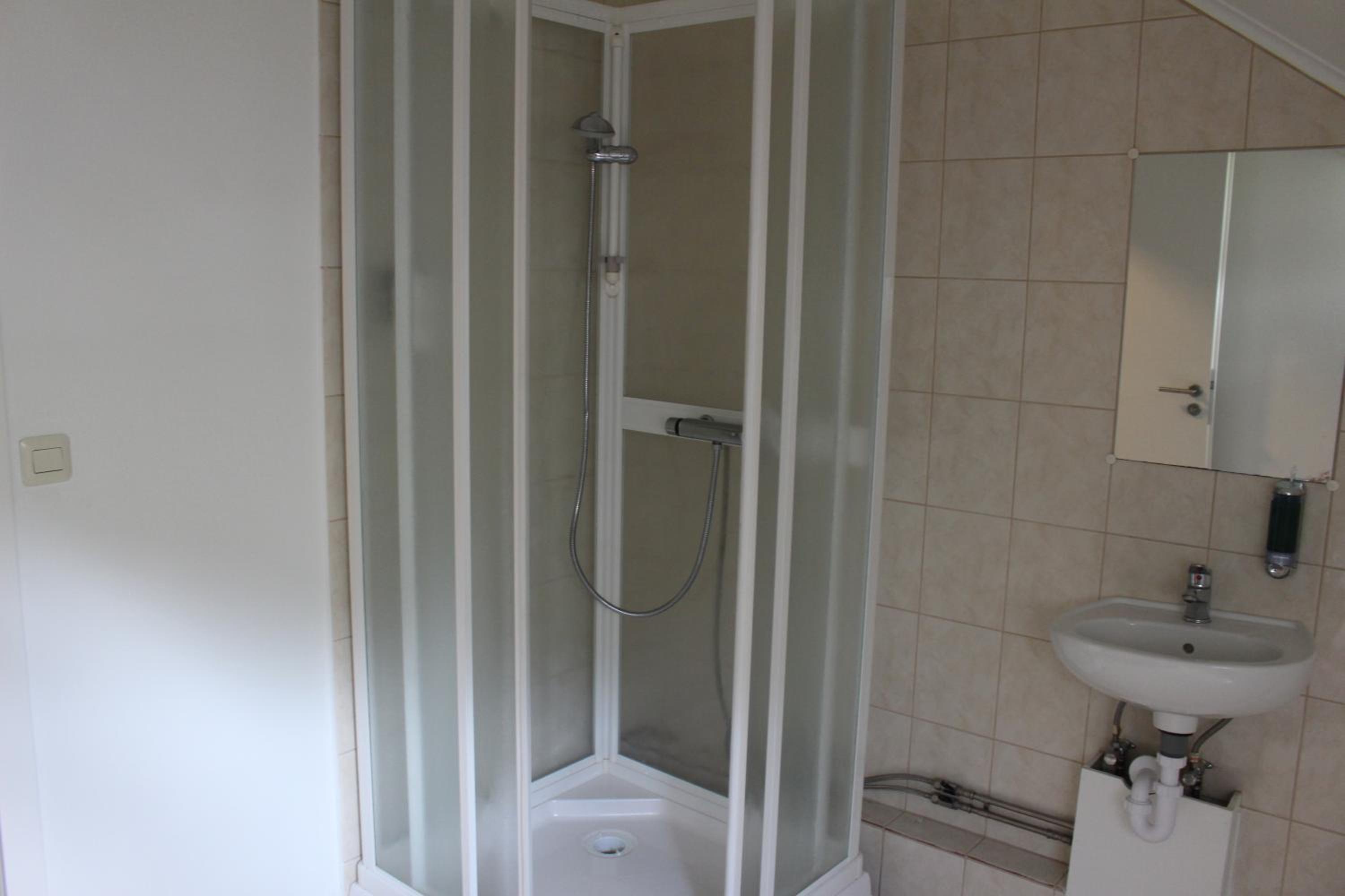 Family Room With Shared Bathroom photo 3
