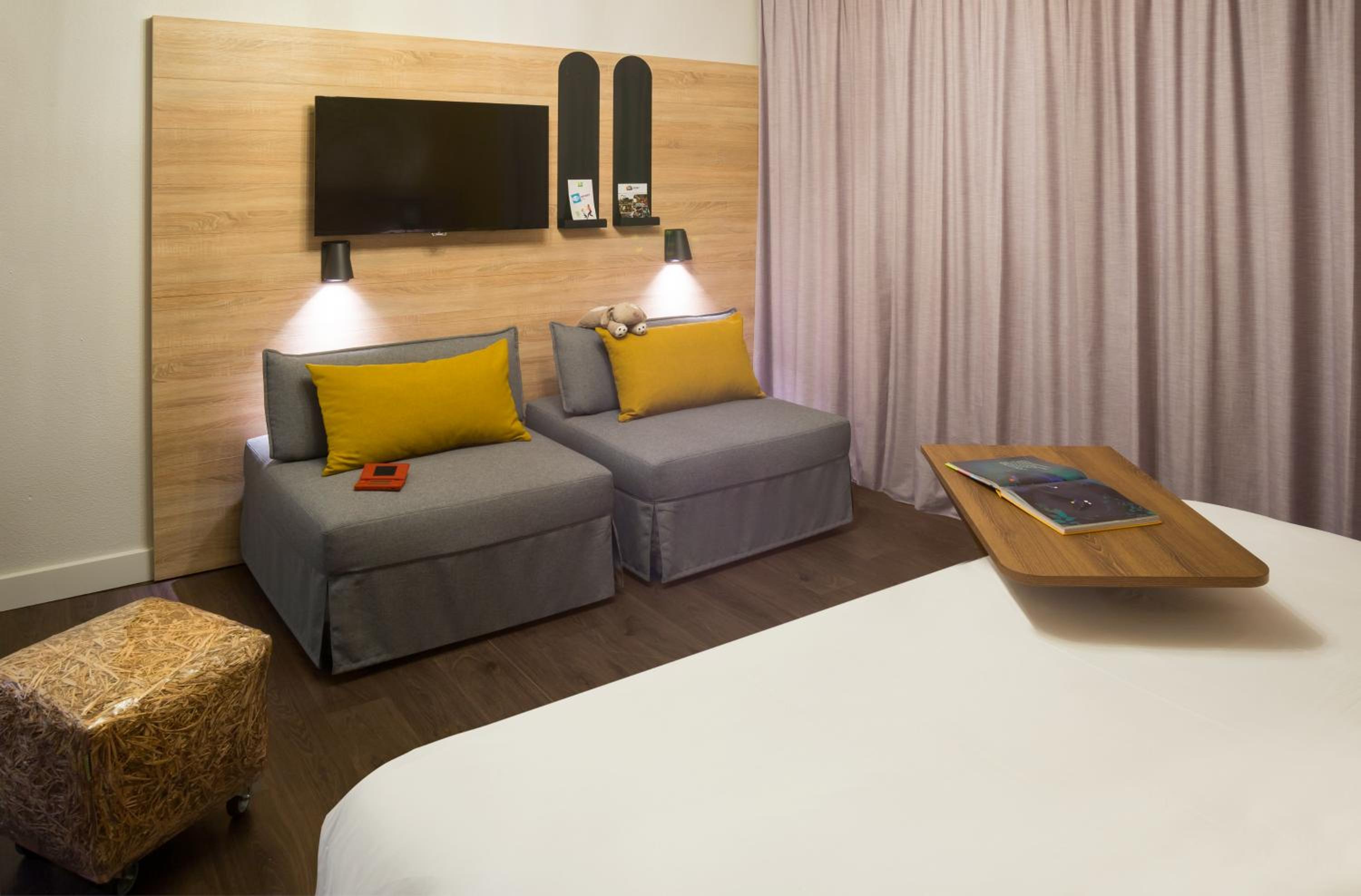 Standard Room with 1 Double Bed and Two Sofa Beds photo 3