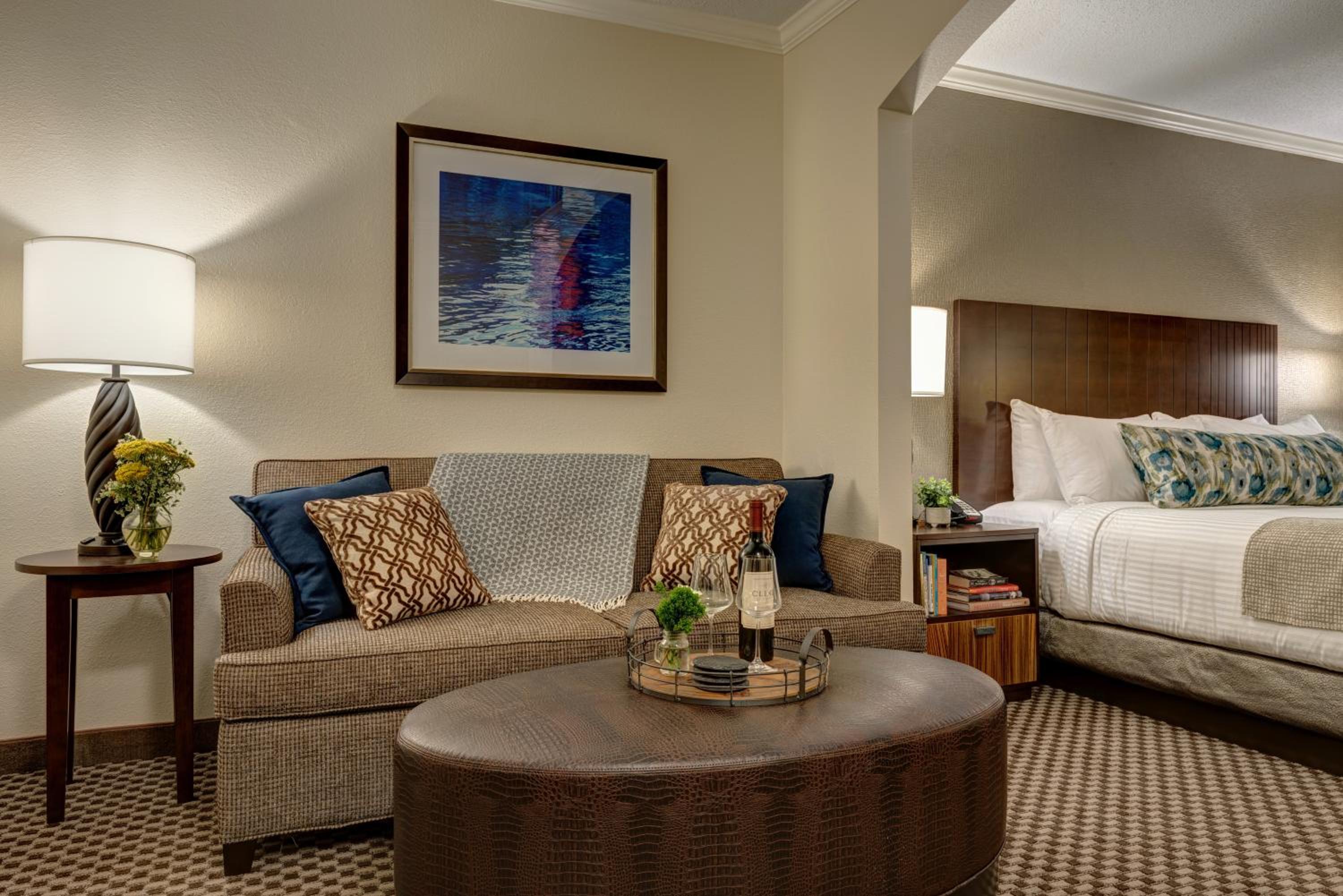 King Suite - Accessible/Non-Smoking photo 2