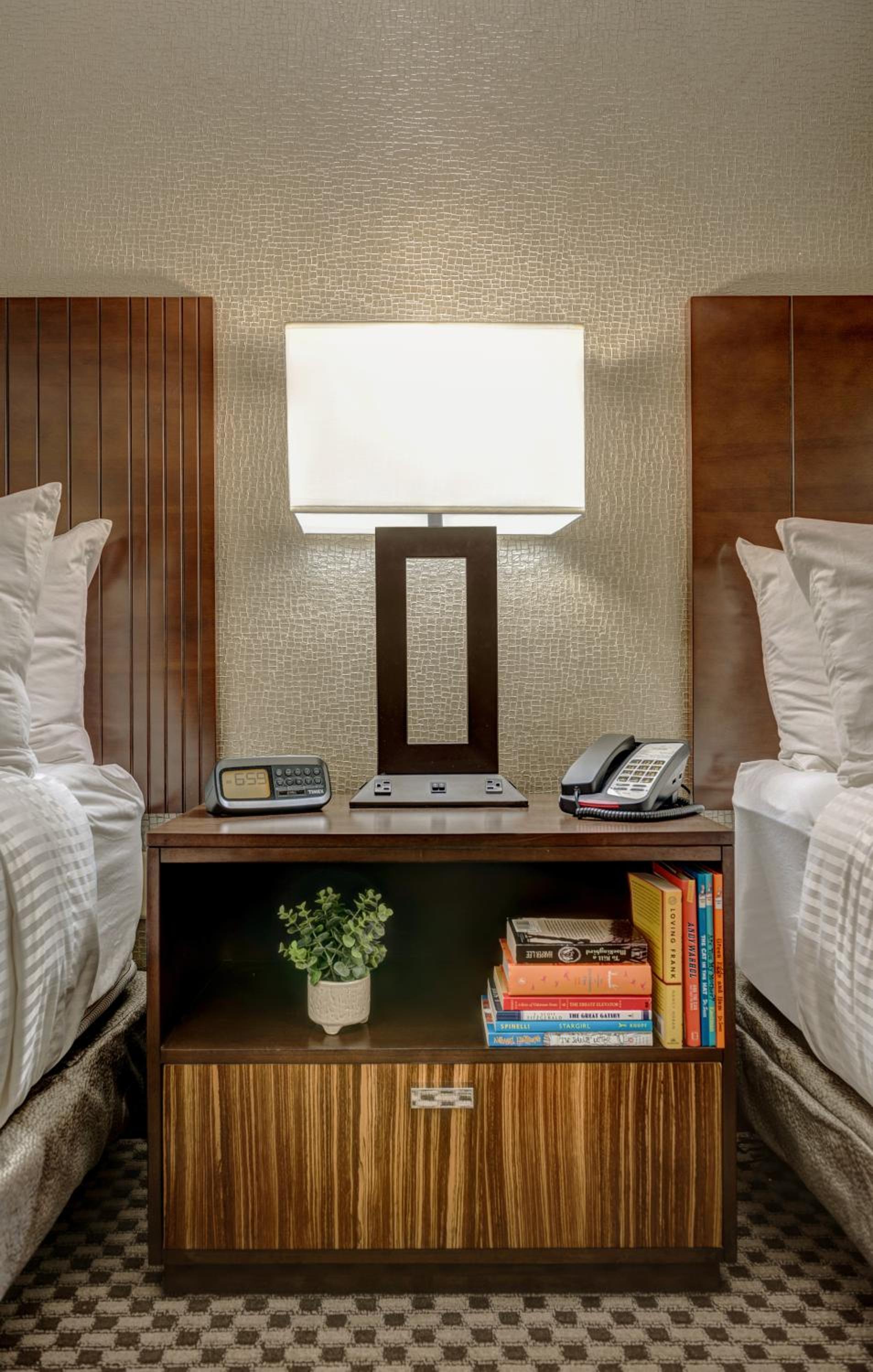 Queen Room with Two Queen Beds - Non-Smoking photo 2