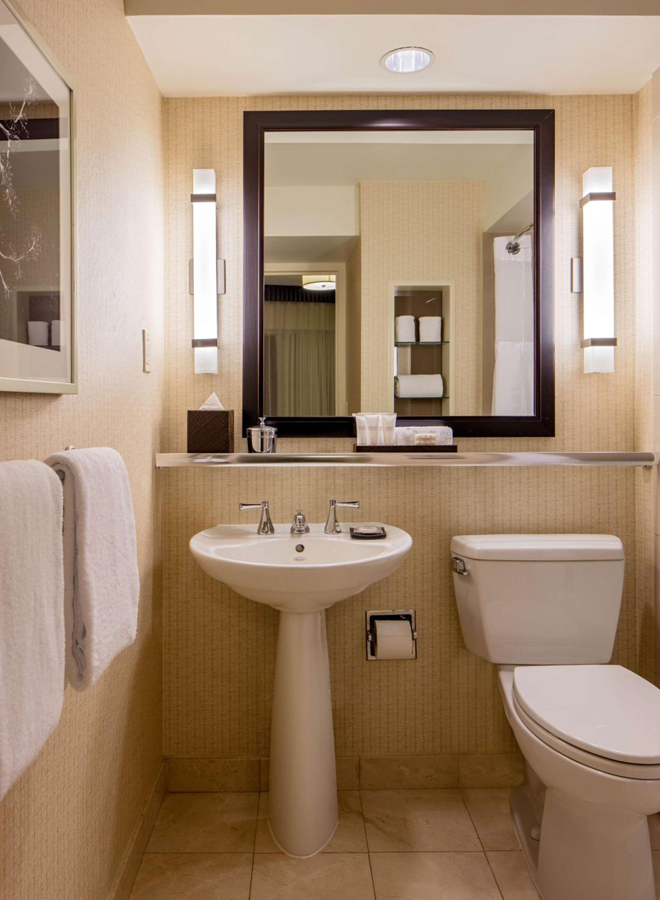 Double Room with Two Double Beds and Shower - Mobility Accessible - Photo 4