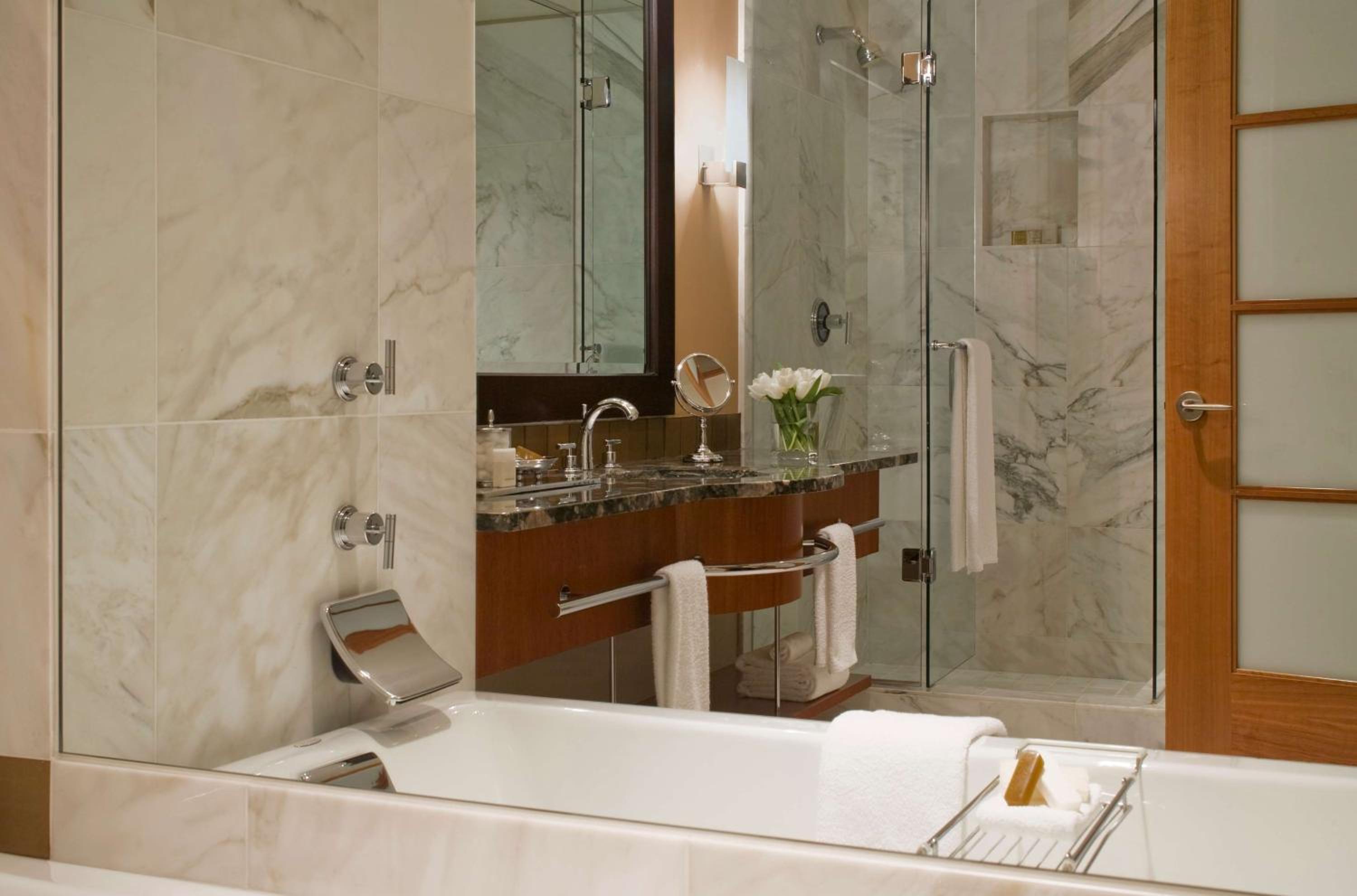 King Room with Accessible Tub - Disability Access - Photo 3