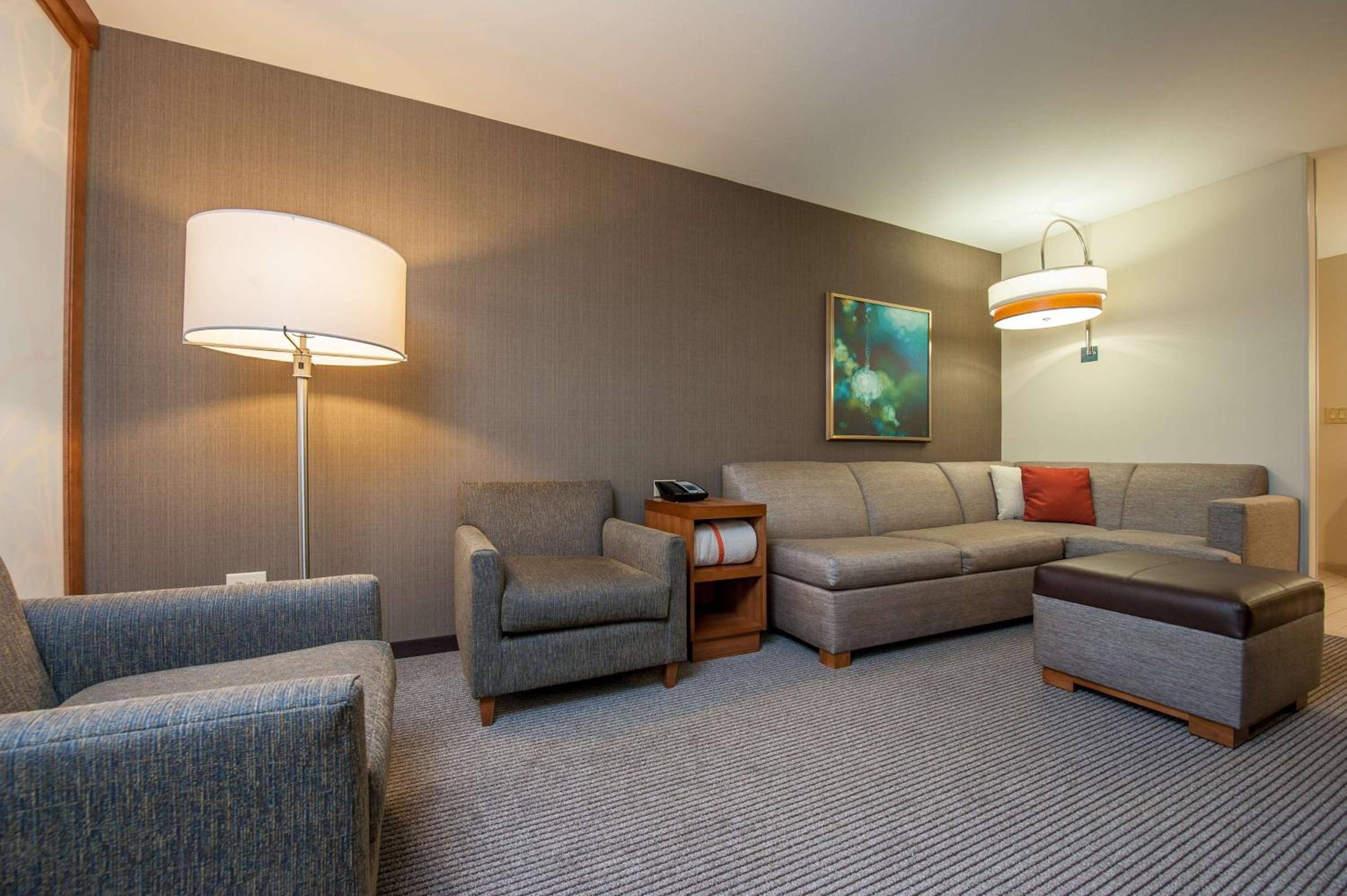 One-Bedroom Suite With Roll-In Shower - Disability Access photo 1